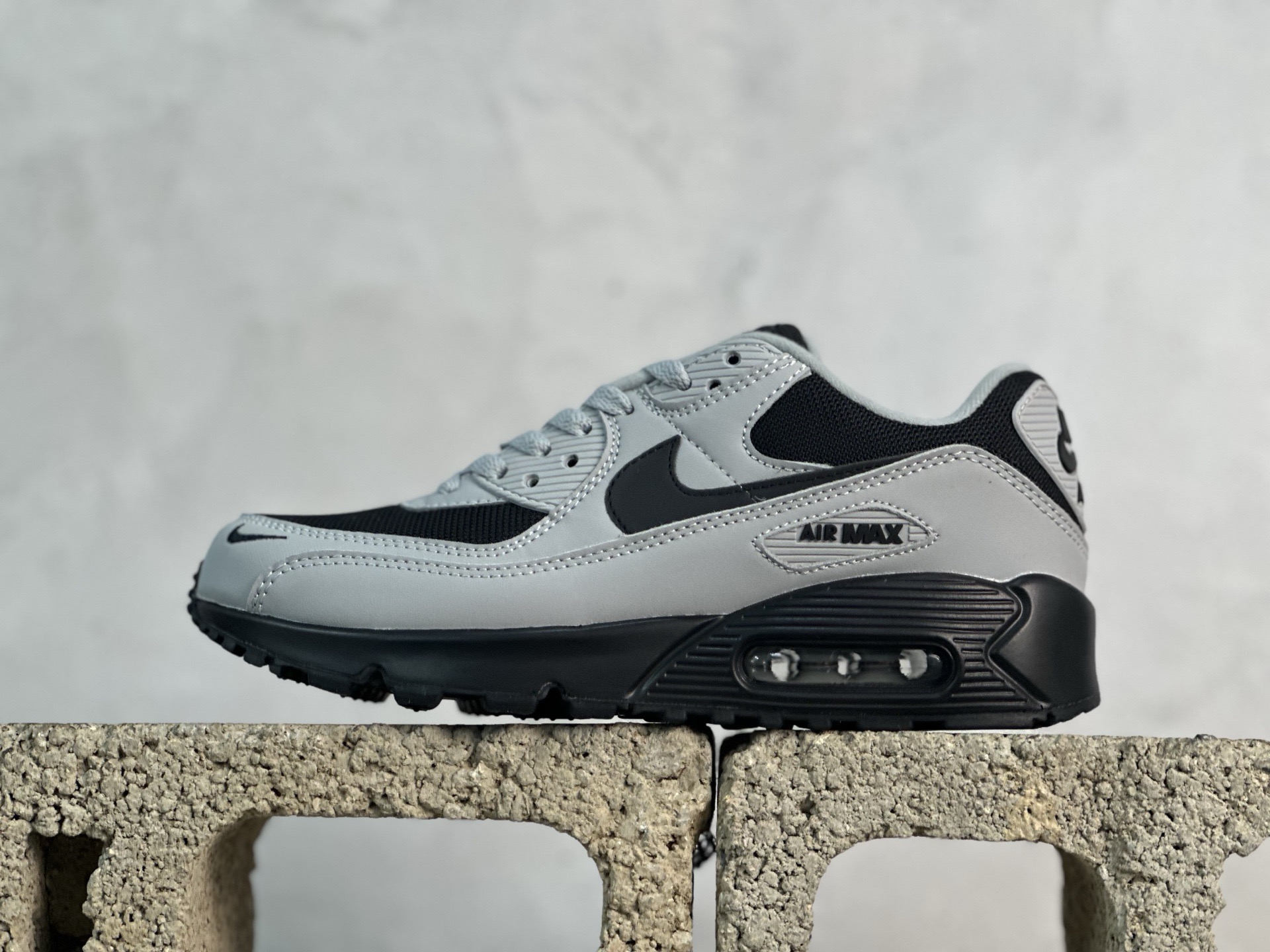 💰180 放店私
＃MX版 NK Air MAX 90 气垫复古减震跑步鞋 
货号： IM5989-077
经典重温 独家陆续补货 外单专供大厂出品 品质稳定 一百余色 终端操作 Air Max 90于1990年推出 来自Air Max系列 在Air Max 1的基础上改进而得 增加了气垫面积 外型上也更为流线 最特別的就是加入了菱纹塑胶嵌板 为Air Max 90增添了许多潮流气息 皮革鞋面 造就出色耐穿性和支撑力 Max Air缓震配置搭配泡棉中底 令Air Max 90轻盈而舒适 华夫格橡胶外底 铸就Air Max 90非凡的抓地力 而Air Max 90不仅是一双跑鞋 它成功跨越了时间的演进 成为了球鞋文化与潮流圈中最熟为人知的鞋款之一 
SIZE：36 36.5 37.5 38 38.5 39 40 40.5 41 42 42.5 43 44 44.5 45 46