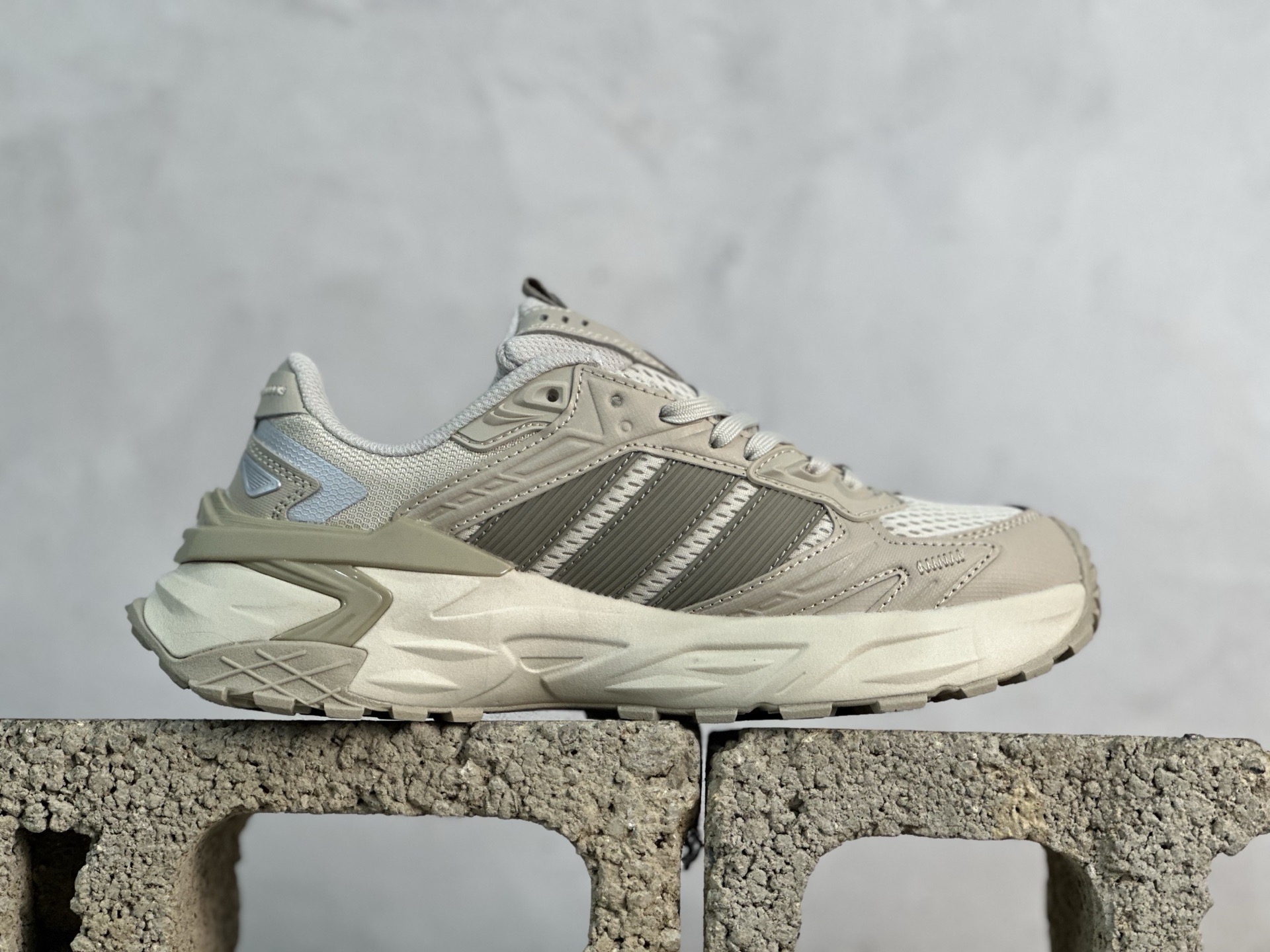 XS💰180 放店私  
Adidas XLG Storm Edge JQ4088 阿迪复古透气休闲运动鞋
尺码：35 36 36.5 37 38 38.5 39 40 40.5 41 42 42.5 43 44 44.5 45