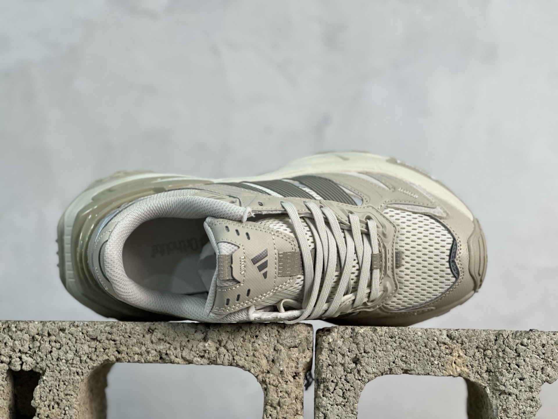 XS💰180 放店私  
Adidas XLG Storm Edge JQ4088 阿迪复古透气休闲运动鞋
尺码：35 36 36.5 37 38 38.5 39 40 40.5 41 42 42.5 43 44 44.5 45