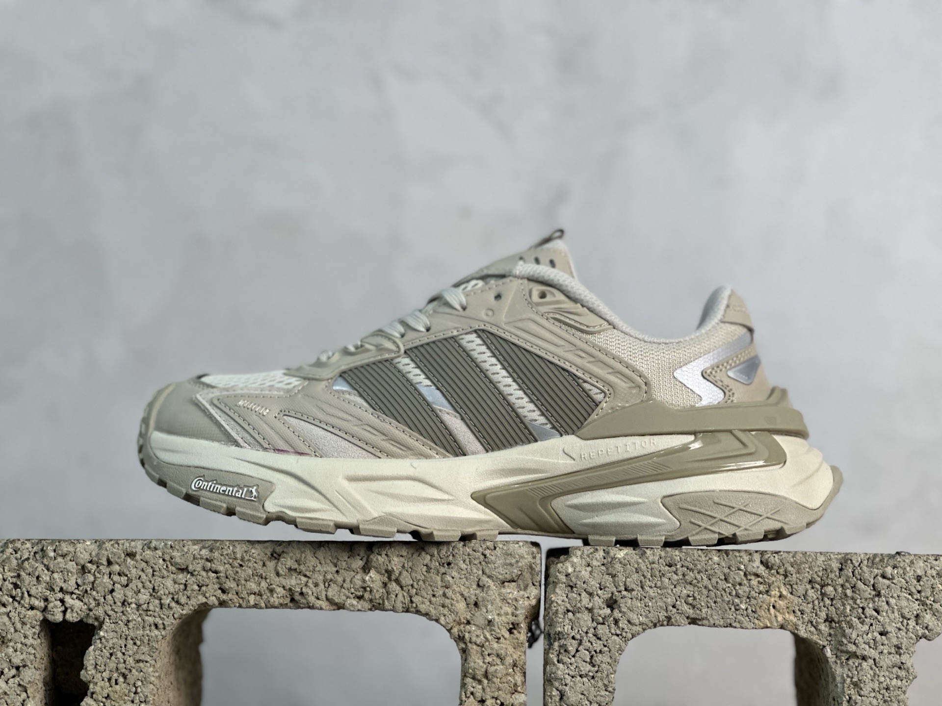 XS💰180 放店私  
Adidas XLG Storm Edge JQ4088 阿迪复古透气休闲运动鞋
尺码：35 36 36.5 37 38 38.5 39 40 40.5 41 42 42.5 43 44 44.5 45