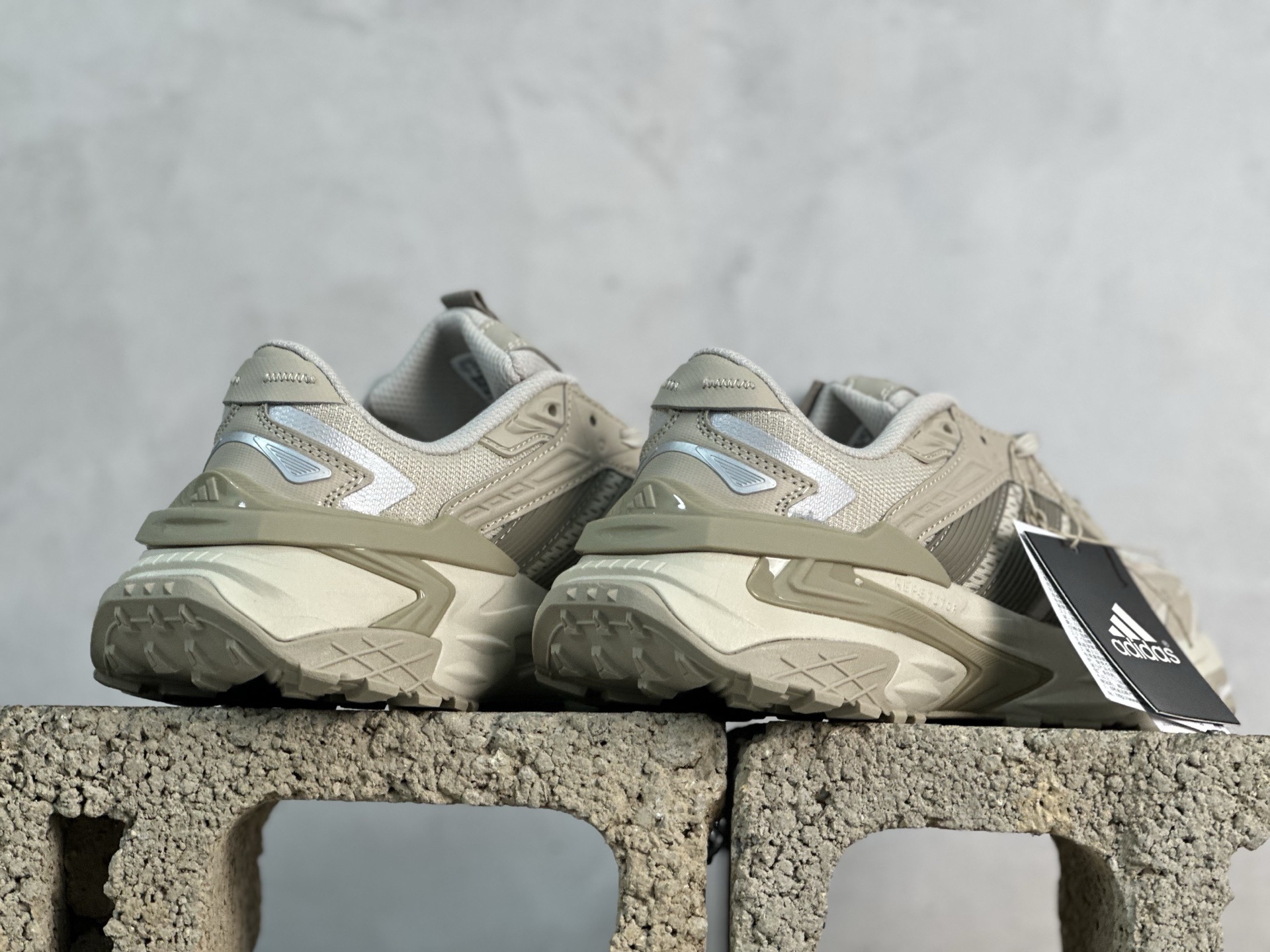 XS💰180 放店私  
Adidas XLG Storm Edge JQ4088 阿迪复古透气休闲运动鞋
尺码：35 36 36.5 37 38 38.5 39 40 40.5 41 42 42.5 43 44 44.5 45