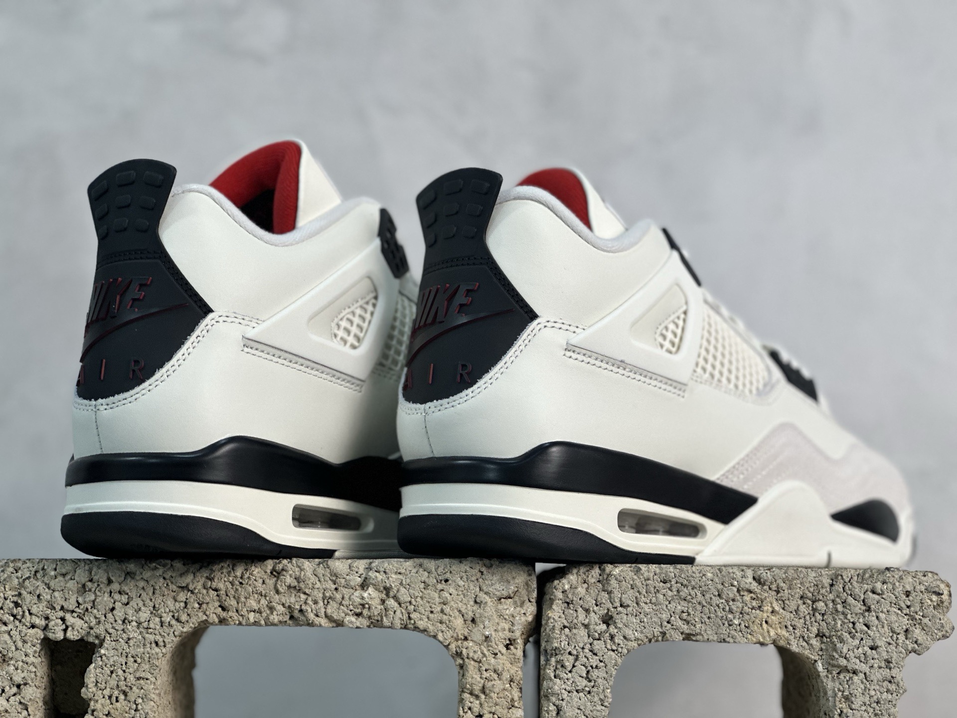 GX💰450 放店私 
Air Jordan AJ4 “Flight Club”Sail/Black-University Red 飞行俱乐部 IM4002-100 

全新批次 重点区分市面 唯一正确细节 后跟饰片中心位置有合模线 超弹硅胶材质 内层不织布补强 补强为硅胶提供更强耐久性 避免断裂 圈内最强四代 独家外贸特供尺码含 45.5 49.5 50.5 耗时半年巨作 全套原纸板楦头开发 原厂特供皮料加持 确保原汁原味 完美呈现四代版型 一比一鞋头弧度高度鞋身弧度 数据细节工艺流程均保持原鞋一致 原厂TPU网格鞋带扣 正确内里网布 菱角分明不变形无多余毛边 柔软性质感一致于原鞋 市场唯一原厂鞋扣模具 背面可见隐藏注塑口 原厂织唛标 原厂飞人电绣工艺 尾指中部跳三针 独家绑鞋带手法 印刷中底布 四线拉帮 米色美纹纸贴合固定 进口港宝加持 后跟自然饱满 全鞋荧光划线卡点 追求极致完美 每一双都是工艺品 多重QC质检 超越公司货的品控标准 实实在在的免检产品 
尺码：40 40.5 41 42 42.5 43 44 44.5 45 45.5 46 47.5 48.5 49.5 50.5