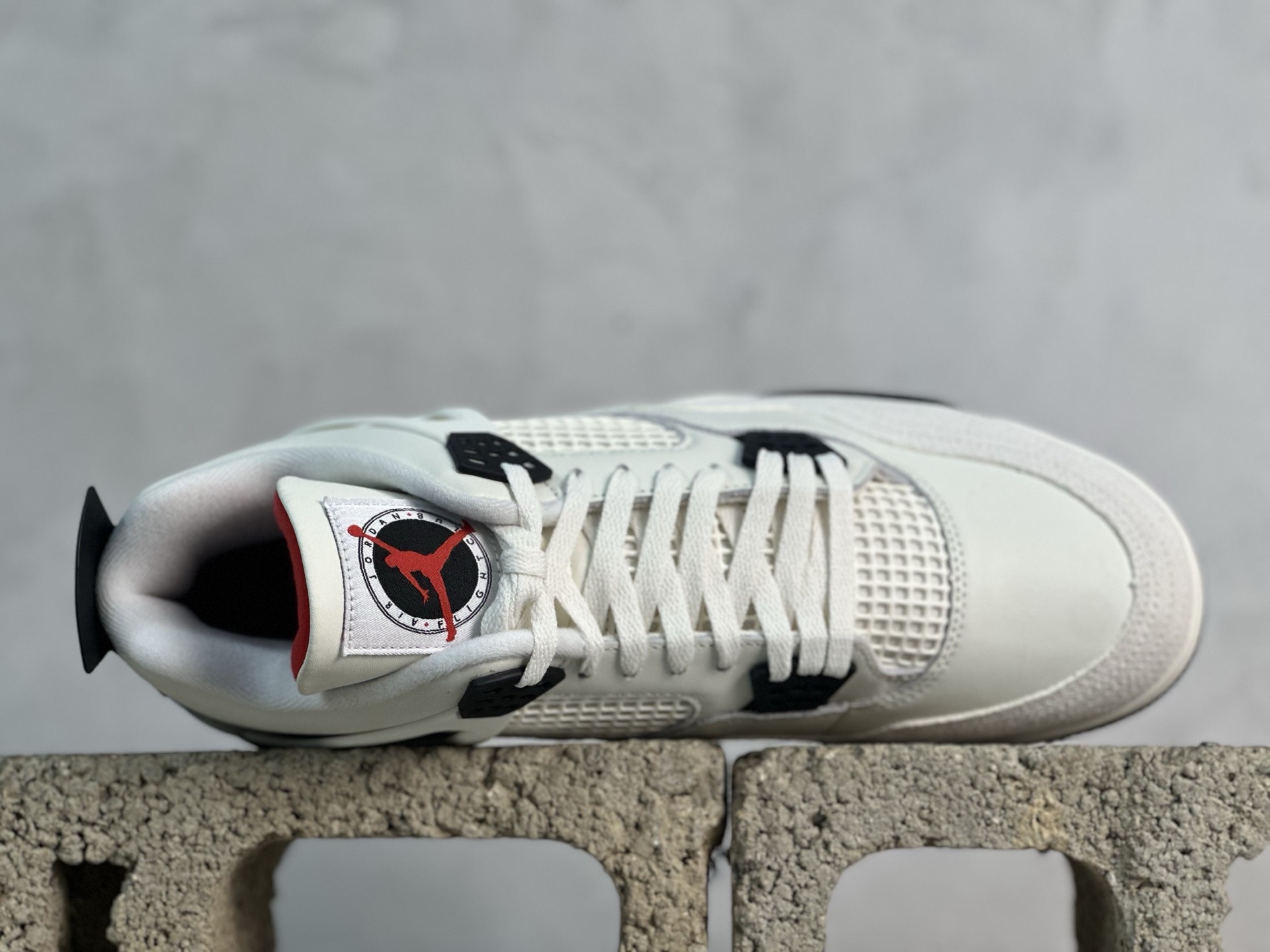 GX💰450 放店私 
Air Jordan AJ4 “Flight Club”Sail/Black-University Red 飞行俱乐部 IM4002-100 

全新批次 重点区分市面 唯一正确细节 后跟饰片中心位置有合模线 超弹硅胶材质 内层不织布补强 补强为硅胶提供更强耐久性 避免断裂 圈内最强四代 独家外贸特供尺码含 45.5 49.5 50.5 耗时半年巨作 全套原纸板楦头开发 原厂特供皮料加持 确保原汁原味 完美呈现四代版型 一比一鞋头弧度高度鞋身弧度 数据细节工艺流程均保持原鞋一致 原厂TPU网格鞋带扣 正确内里网布 菱角分明不变形无多余毛边 柔软性质感一致于原鞋 市场唯一原厂鞋扣模具 背面可见隐藏注塑口 原厂织唛标 原厂飞人电绣工艺 尾指中部跳三针 独家绑鞋带手法 印刷中底布 四线拉帮 米色美纹纸贴合固定 进口港宝加持 后跟自然饱满 全鞋荧光划线卡点 追求极致完美 每一双都是工艺品 多重QC质检 超越公司货的品控标准 实实在在的免检产品 
尺码：40 40.5 41 42 42.5 43 44 44.5 45 45.5 46 47.5 48.5 49.5 50.5