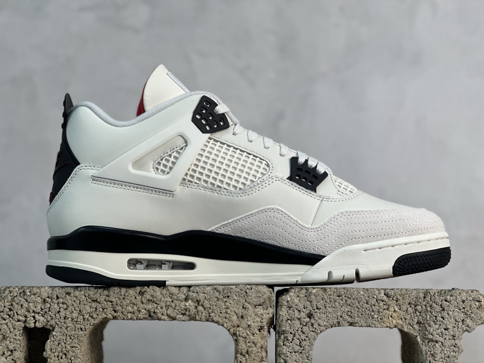 GX💰450 放店私 
Air Jordan AJ4 “Flight Club”Sail/Black-University Red 飞行俱乐部 IM4002-100 

全新批次 重点区分市面 唯一正确细节 后跟饰片中心位置有合模线 超弹硅胶材质 内层不织布补强 补强为硅胶提供更强耐久性 避免断裂 圈内最强四代 独家外贸特供尺码含 45.5 49.5 50.5 耗时半年巨作 全套原纸板楦头开发 原厂特供皮料加持 确保原汁原味 完美呈现四代版型 一比一鞋头弧度高度鞋身弧度 数据细节工艺流程均保持原鞋一致 原厂TPU网格鞋带扣 正确内里网布 菱角分明不变形无多余毛边 柔软性质感一致于原鞋 市场唯一原厂鞋扣模具 背面可见隐藏注塑口 原厂织唛标 原厂飞人电绣工艺 尾指中部跳三针 独家绑鞋带手法 印刷中底布 四线拉帮 米色美纹纸贴合固定 进口港宝加持 后跟自然饱满 全鞋荧光划线卡点 追求极致完美 每一双都是工艺品 多重QC质检 超越公司货的品控标准 实实在在的免检产品 
尺码：40 40.5 41 42 42.5 43 44 44.5 45 45.5 46 47.5 48.5 49.5 50.5