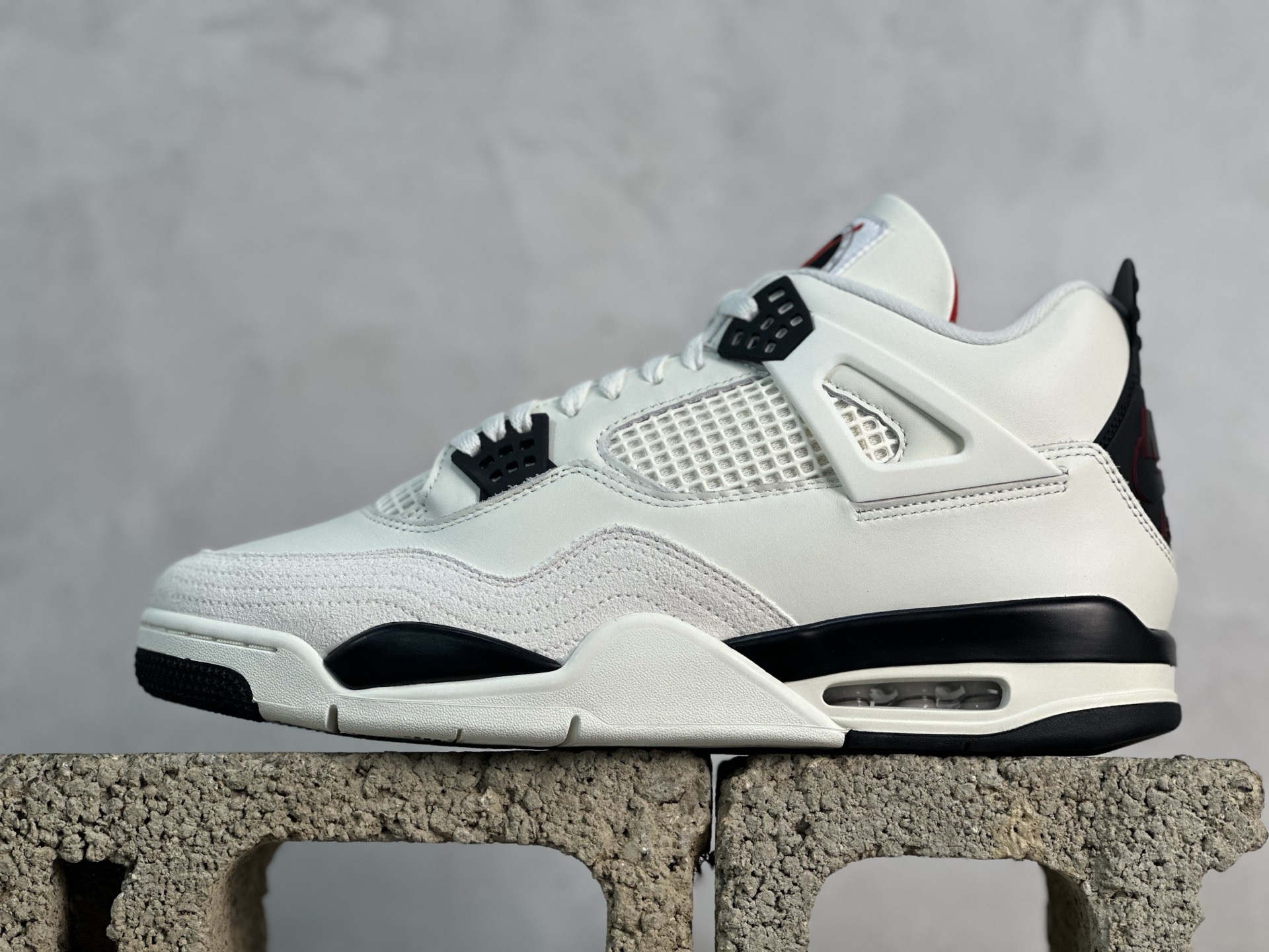 GX💰450 放店私 
Air Jordan AJ4 “Flight Club”Sail/Black-University Red 飞行俱乐部 IM4002-100 

全新批次 重点区分市面 唯一正确细节 后跟饰片中心位置有合模线 超弹硅胶材质 内层不织布补强 补强为硅胶提供更强耐久性 避免断裂 圈内最强四代 独家外贸特供尺码含 45.5 49.5 50.5 耗时半年巨作 全套原纸板楦头开发 原厂特供皮料加持 确保原汁原味 完美呈现四代版型 一比一鞋头弧度高度鞋身弧度 数据细节工艺流程均保持原鞋一致 原厂TPU网格鞋带扣 正确内里网布 菱角分明不变形无多余毛边 柔软性质感一致于原鞋 市场唯一原厂鞋扣模具 背面可见隐藏注塑口 原厂织唛标 原厂飞人电绣工艺 尾指中部跳三针 独家绑鞋带手法 印刷中底布 四线拉帮 米色美纹纸贴合固定 进口港宝加持 后跟自然饱满 全鞋荧光划线卡点 追求极致完美 每一双都是工艺品 多重QC质检 超越公司货的品控标准 实实在在的免检产品 
尺码：40 40.5 41 42 42.5 43 44 44.5 45 45.5 46 47.5 48.5 49.5 50.5