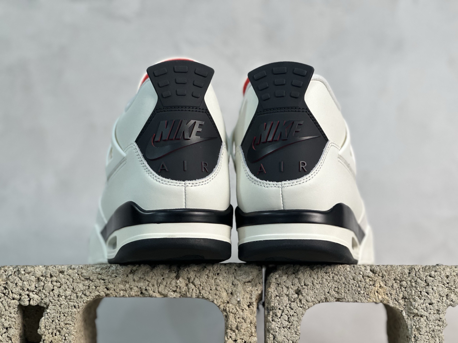 GX💰450 放店私 
Air Jordan AJ4 “Flight Club”Sail/Black-University Red 飞行俱乐部 IM4002-100 

全新批次 重点区分市面 唯一正确细节 后跟饰片中心位置有合模线 超弹硅胶材质 内层不织布补强 补强为硅胶提供更强耐久性 避免断裂 圈内最强四代 独家外贸特供尺码含 45.5 49.5 50.5 耗时半年巨作 全套原纸板楦头开发 原厂特供皮料加持 确保原汁原味 完美呈现四代版型 一比一鞋头弧度高度鞋身弧度 数据细节工艺流程均保持原鞋一致 原厂TPU网格鞋带扣 正确内里网布 菱角分明不变形无多余毛边 柔软性质感一致于原鞋 市场唯一原厂鞋扣模具 背面可见隐藏注塑口 原厂织唛标 原厂飞人电绣工艺 尾指中部跳三针 独家绑鞋带手法 印刷中底布 四线拉帮 米色美纹纸贴合固定 进口港宝加持 后跟自然饱满 全鞋荧光划线卡点 追求极致完美 每一双都是工艺品 多重QC质检 超越公司货的品控标准 实实在在的免检产品 
尺码：40 40.5 41 42 42.5 43 44 44.5 45 45.5 46 47.5 48.5 49.5 50.5