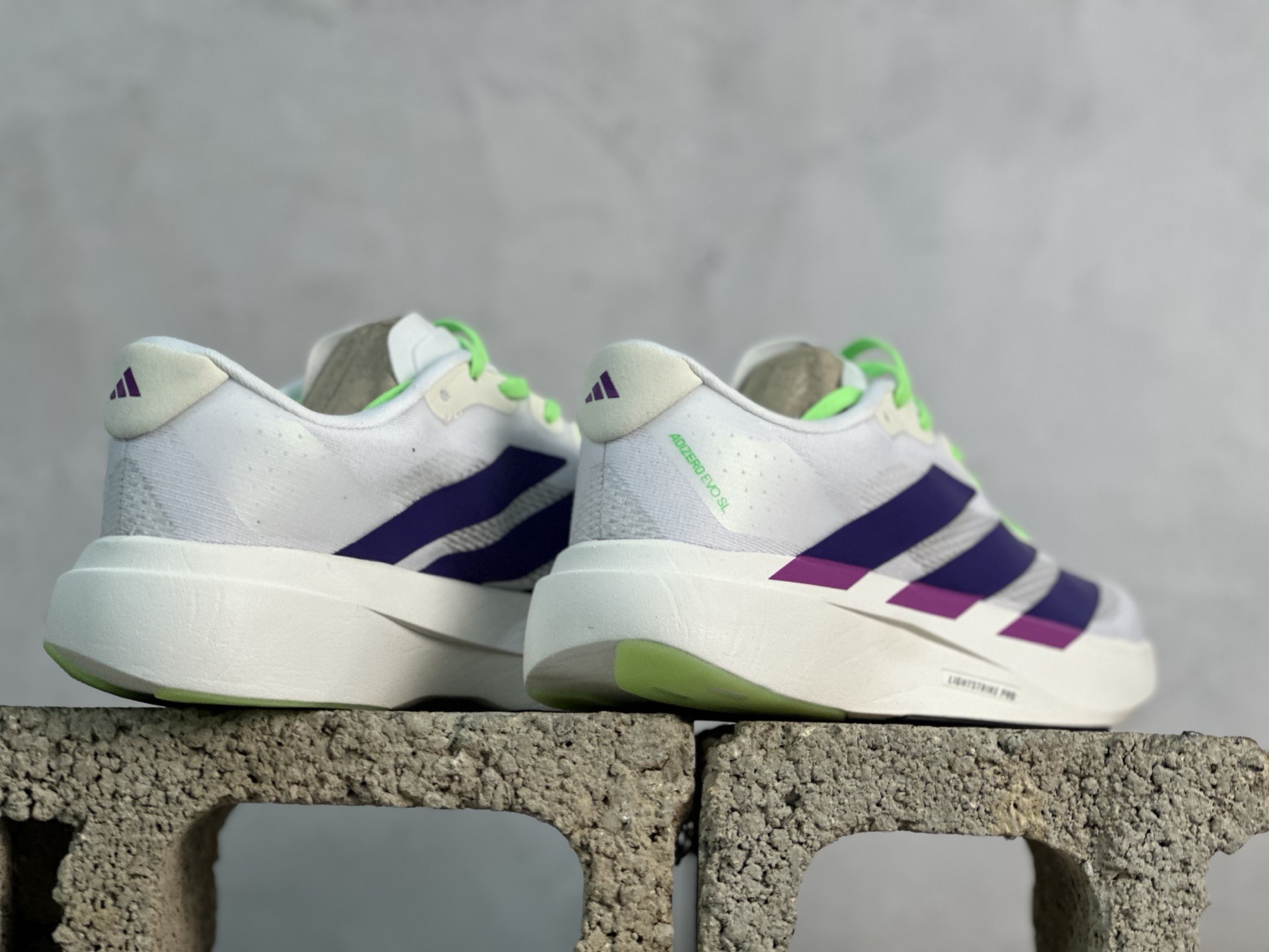 💰180 放店私
N版 Adidas Adizero Evo SL 阿迪超轻透气缓震跑鞋
整体外观造型与adiZero Adios Pro EVO 1非常相似 中底配置方面搭载全掌Lightstrike Pro 
鞋面采用透气网面示人 契合日常训练鞋的定位 更加耐用
外底给到了马牌橡胶 及上代竞速旗舰adidas Adizero Adios Pro 3区域分布
货号: JS4456
尺码：36-45