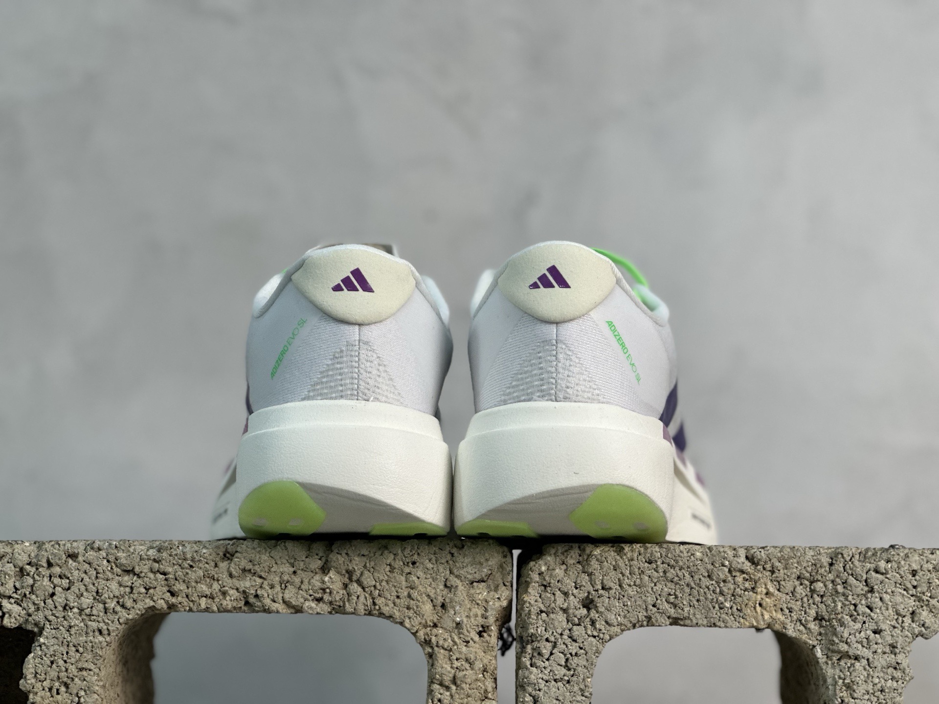 💰180 放店私
N版 Adidas Adizero Evo SL 阿迪超轻透气缓震跑鞋
整体外观造型与adiZero Adios Pro EVO 1非常相似 中底配置方面搭载全掌Lightstrike Pro 
鞋面采用透气网面示人 契合日常训练鞋的定位 更加耐用
外底给到了马牌橡胶 及上代竞速旗舰adidas Adizero Adios Pro 3区域分布
货号: JS4456
尺码：36-45