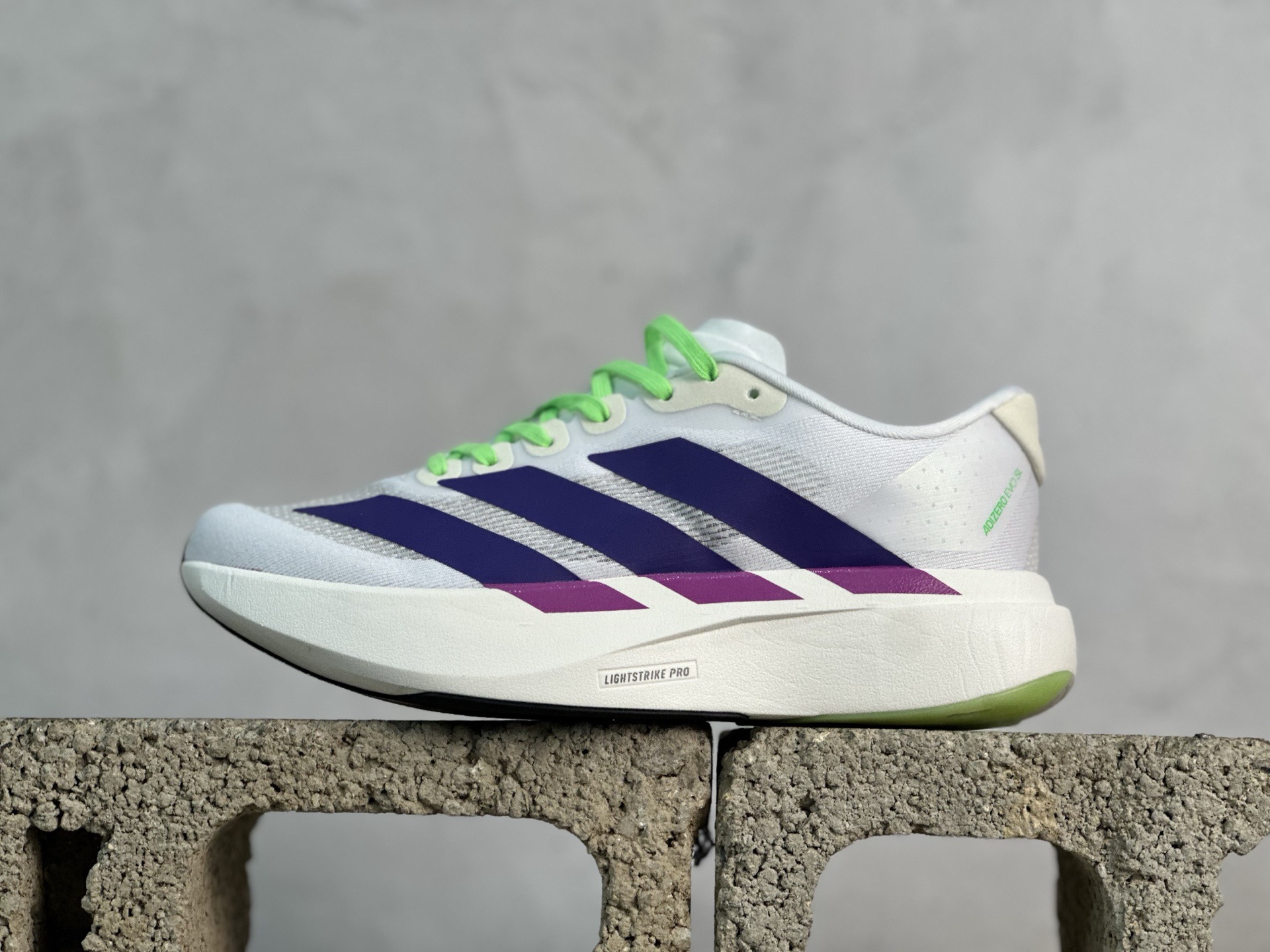 💰180 放店私
N版 Adidas Adizero Evo SL 阿迪超轻透气缓震跑鞋
整体外观造型与adiZero Adios Pro EVO 1非常相似 中底配置方面搭载全掌Lightstrike Pro 
鞋面采用透气网面示人 契合日常训练鞋的定位 更加耐用
外底给到了马牌橡胶 及上代竞速旗舰adidas Adizero Adios Pro 3区域分布
货号: JS4456
尺码：36-45