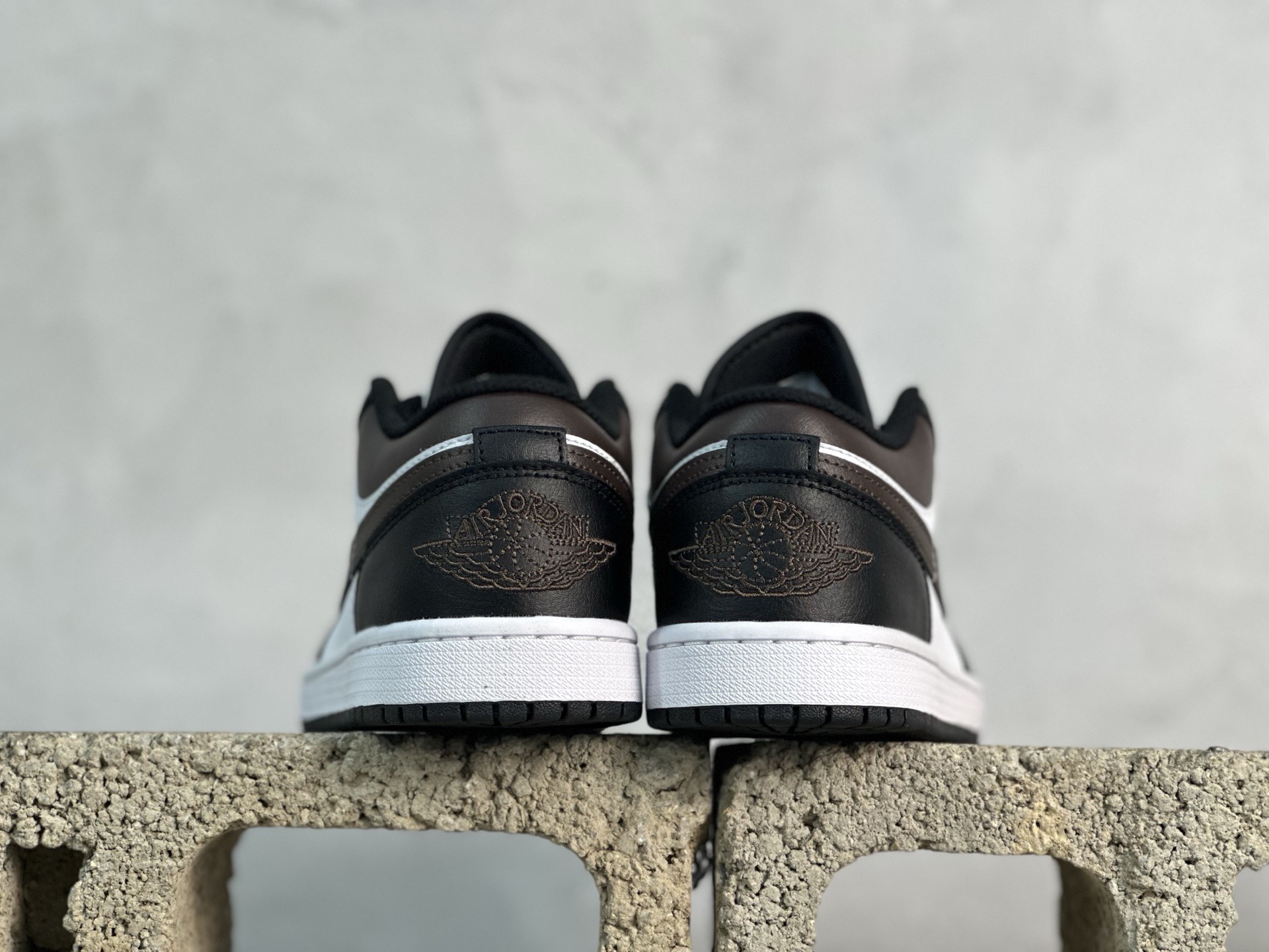 DT💰220 放店私 
Air Jordan 1 Low AJ1 乔1黑巧色 低帮文化休闲板鞋 IO3393-010
#市售最高品质 原鞋开发 大厂代工流水线打造 公司货既视感 细节随意对比
尺码：40 40.5 41 42 42.5 43 44 44.5 45 46