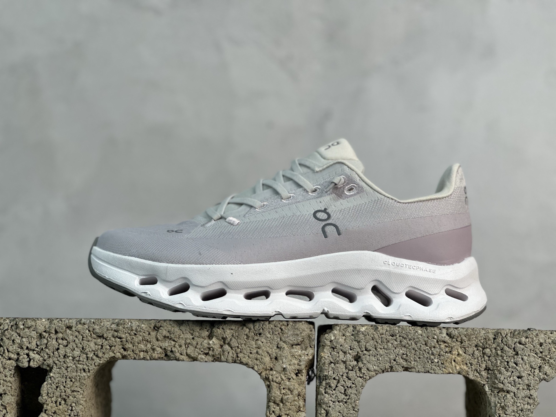 LH💰160 放店私
ON 昂跑 Cloudtilt 系列 鞋面采用一体成型布料 有弹性非常透气 鞋底是镂空设计 运用了CLOUDTILT专利技术 弹力十足 毫无负重感 适合日常长距离行走或者休闲旅游 跑步 尺码:36 36.5 37.5 38 38.5 39 40 40.5 41 42 42.5 43 44 44.5 45