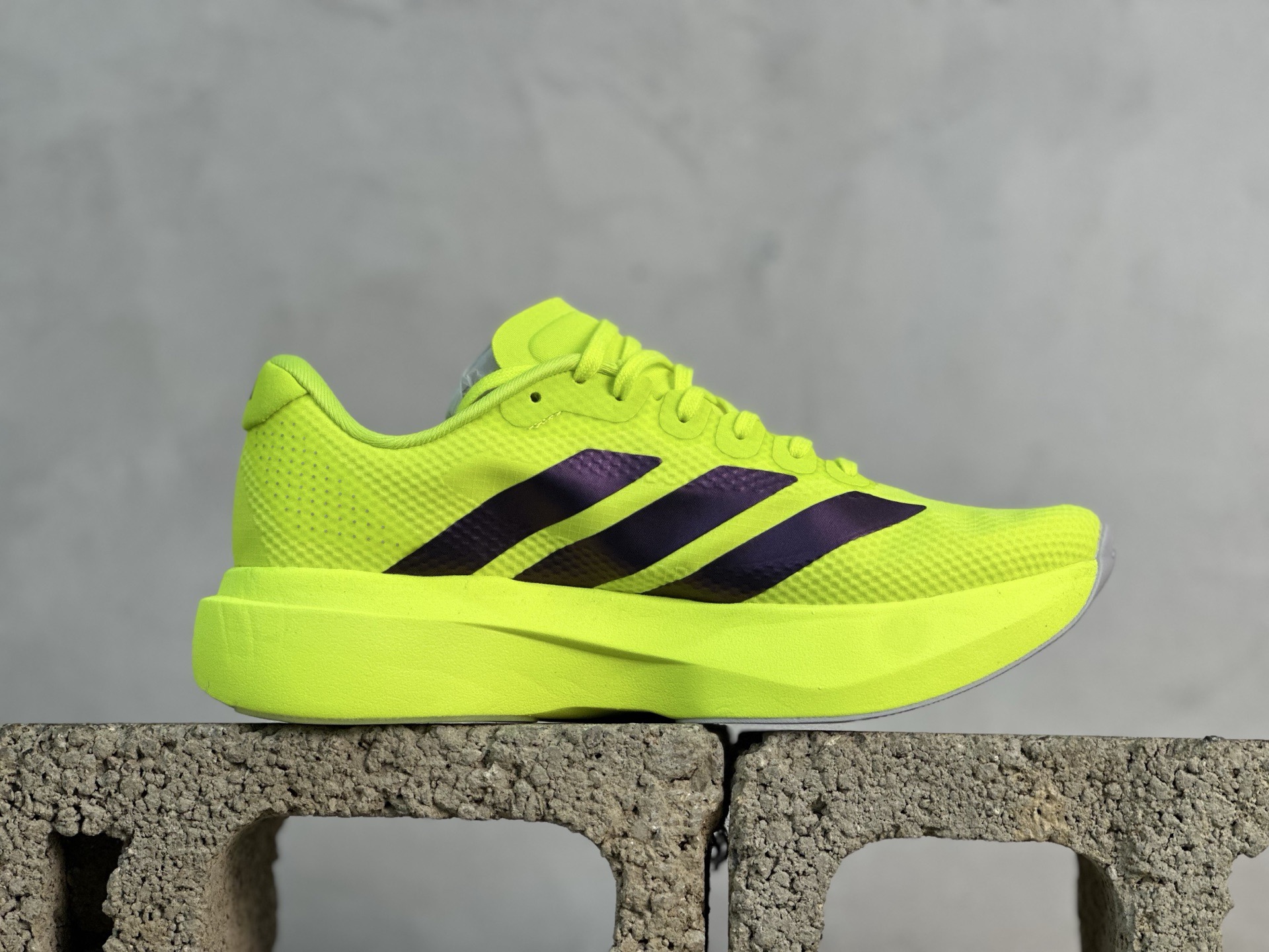 💰150 放店私
Adidas Adizero Evo SL  阿迪超轻透气缓震跑鞋
#以令人难以置信的138克重量，刷新了跑鞋轻量化的记录，阿迪在材料科学和工艺技术上的深厚积累。
#全新鞋款采用Lightweight Upper材料，让穿着者几乎能够体验到一种"裸足"的感觉
货号:JR2024
Size 36 36.5 37 38 38.5 39 40 40.5 41 42 42.5 43 44 44.5 45