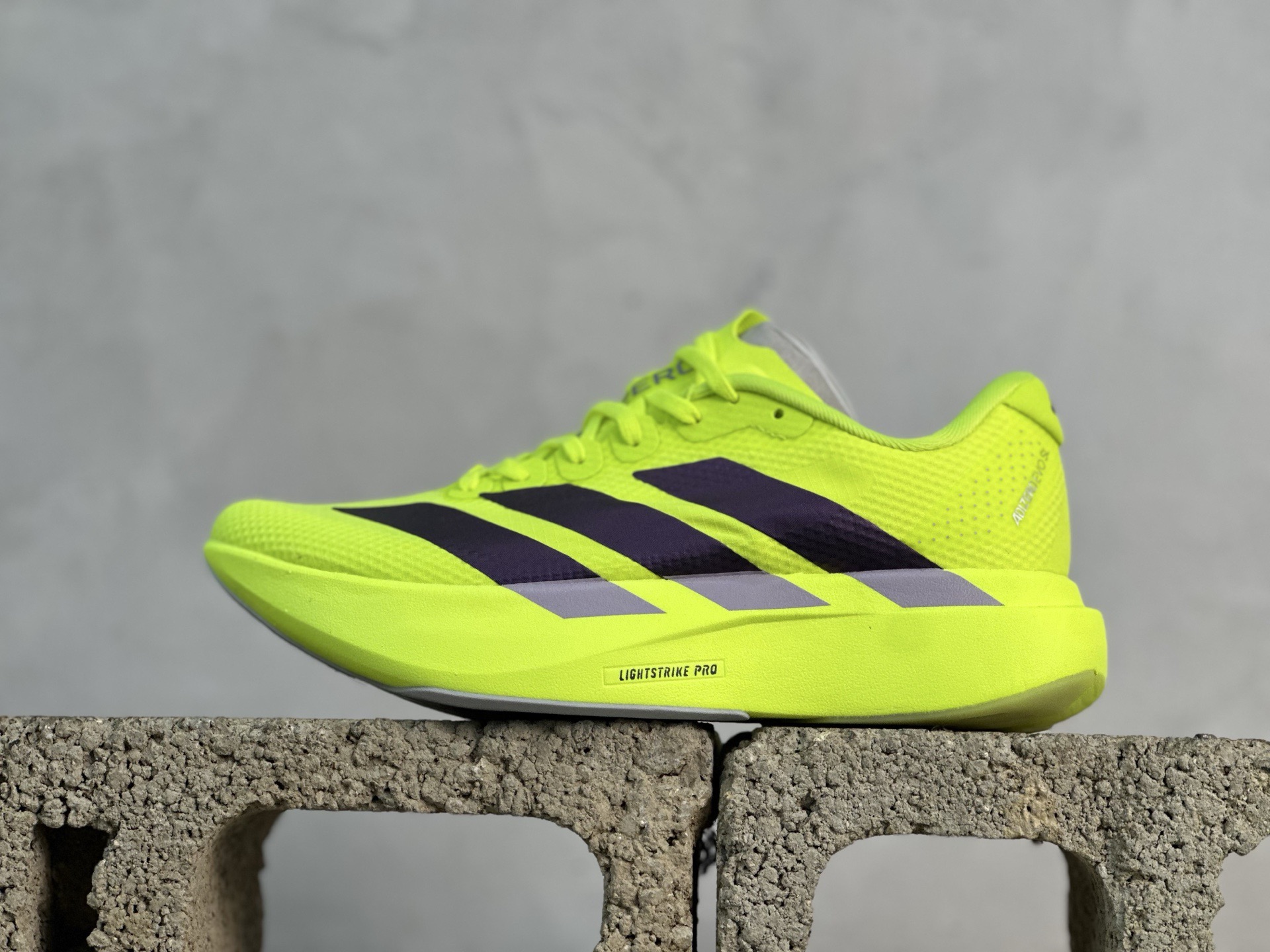 💰150 放店私
Adidas Adizero Evo SL  阿迪超轻透气缓震跑鞋
#以令人难以置信的138克重量，刷新了跑鞋轻量化的记录，阿迪在材料科学和工艺技术上的深厚积累。
#全新鞋款采用Lightweight Upper材料，让穿着者几乎能够体验到一种"裸足"的感觉
货号:JR2024
Size 36 36.5 37 38 38.5 39 40 40.5 41 42 42.5 43 44 44.5 45