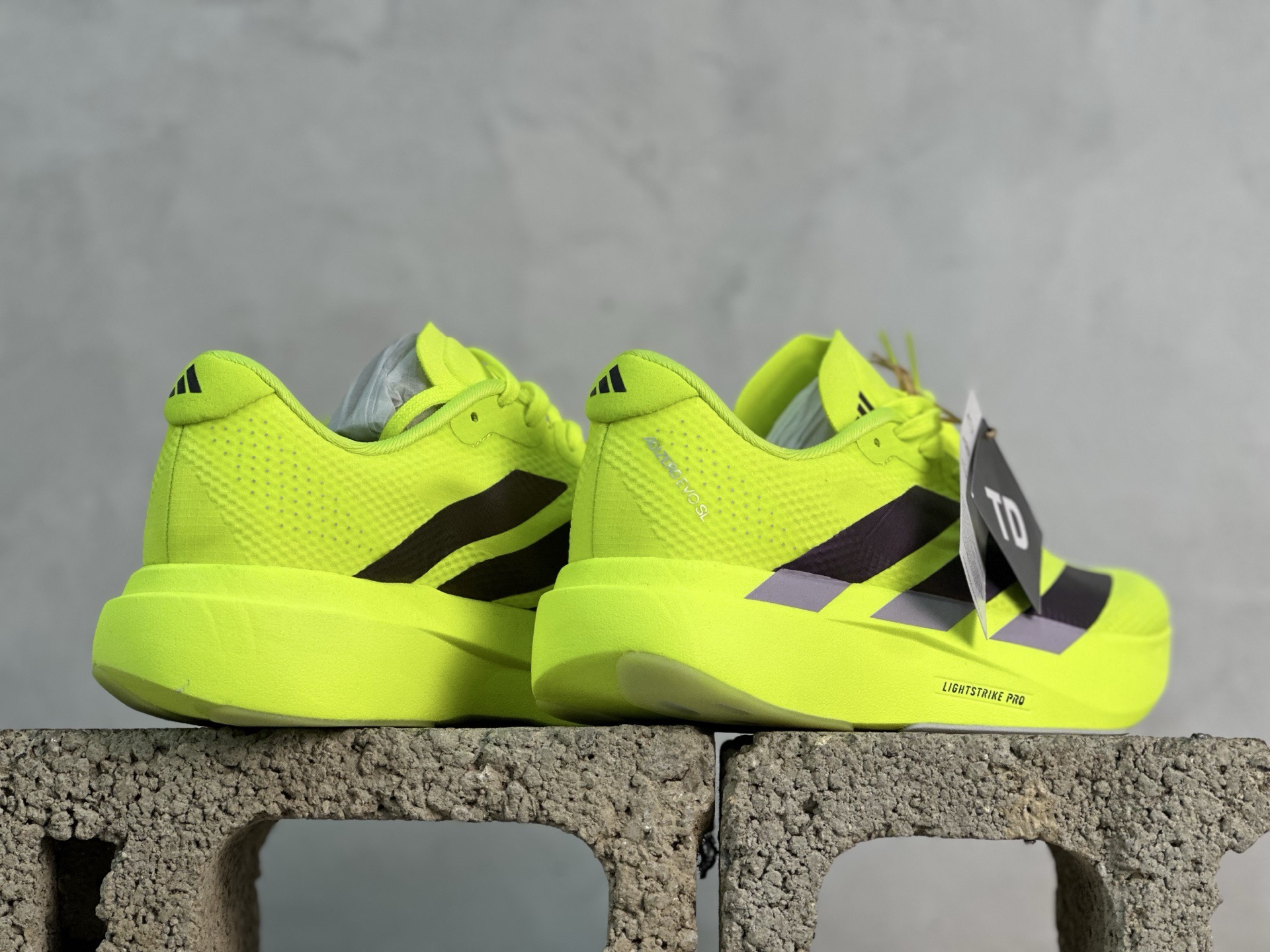 💰150 放店私
Adidas Adizero Evo SL  阿迪超轻透气缓震跑鞋
#以令人难以置信的138克重量，刷新了跑鞋轻量化的记录，阿迪在材料科学和工艺技术上的深厚积累。
#全新鞋款采用Lightweight Upper材料，让穿着者几乎能够体验到一种"裸足"的感觉
货号:JR2024
Size 36 36.5 37 38 38.5 39 40 40.5 41 42 42.5 43 44 44.5 45