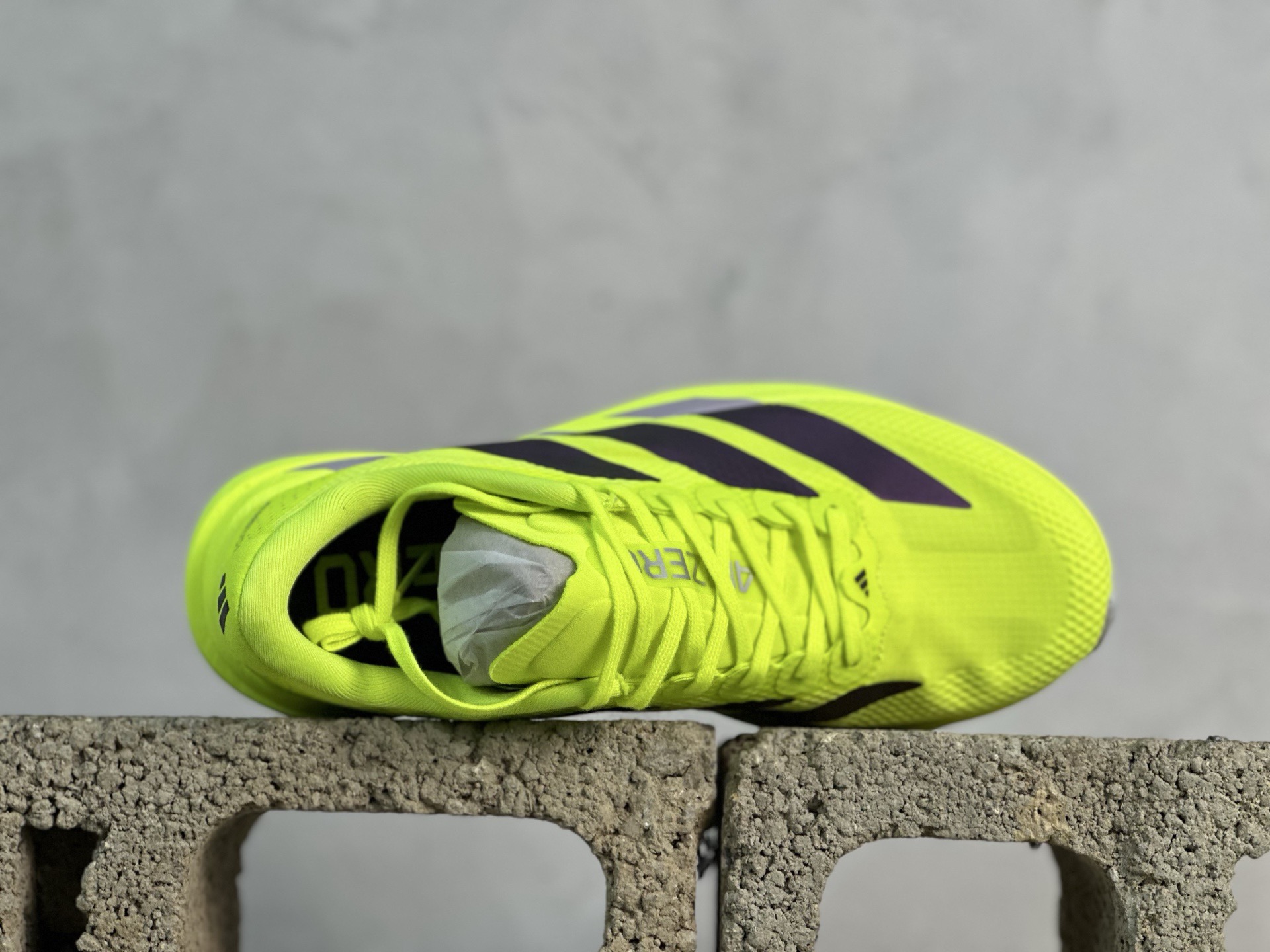 💰150 放店私
Adidas Adizero Evo SL  阿迪超轻透气缓震跑鞋
#以令人难以置信的138克重量，刷新了跑鞋轻量化的记录，阿迪在材料科学和工艺技术上的深厚积累。
#全新鞋款采用Lightweight Upper材料，让穿着者几乎能够体验到一种"裸足"的感觉
货号:JR2024
Size 36 36.5 37 38 38.5 39 40 40.5 41 42 42.5 43 44 44.5 45