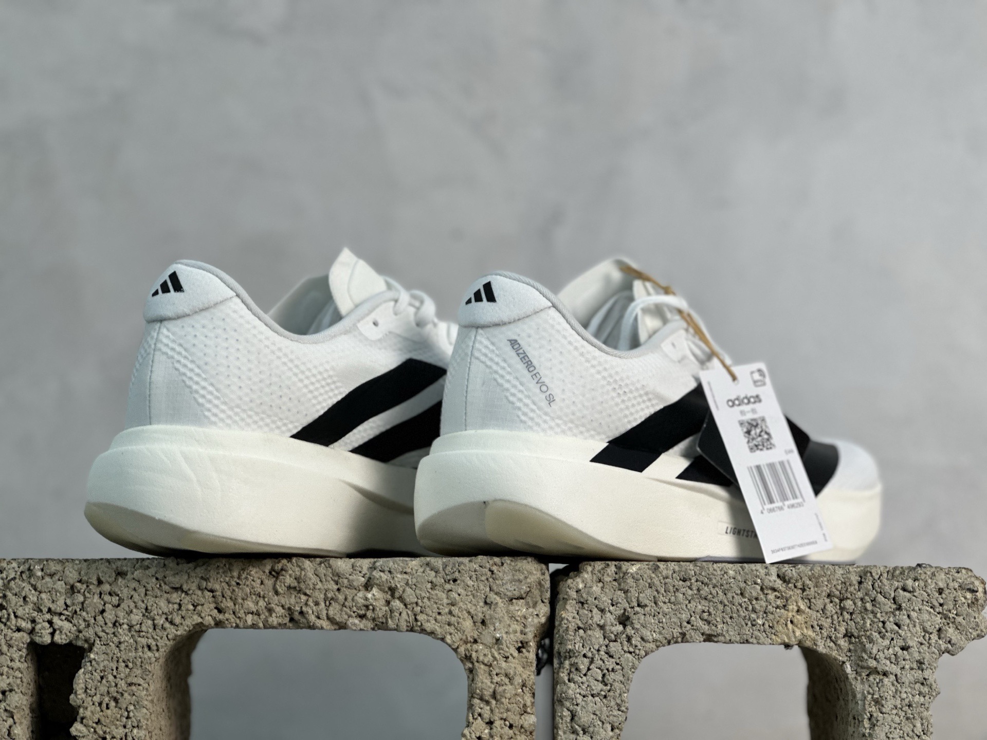 💰150 放店私
Adidas Adizero Evo SL  阿迪超轻透气缓震跑鞋
#以令人难以置信的138克重量，刷新了跑鞋轻量化的记录，阿迪在材料科学和工艺技术上的深厚积累。
#全新鞋款采用Lightweight Upper材料，让穿着者几乎能够体验到一种"裸足"的感觉
货号:JR4736
Size 36 36.5 37 38 38.5 39 40 40.5 41 42 42.5 43 44 44.5 45