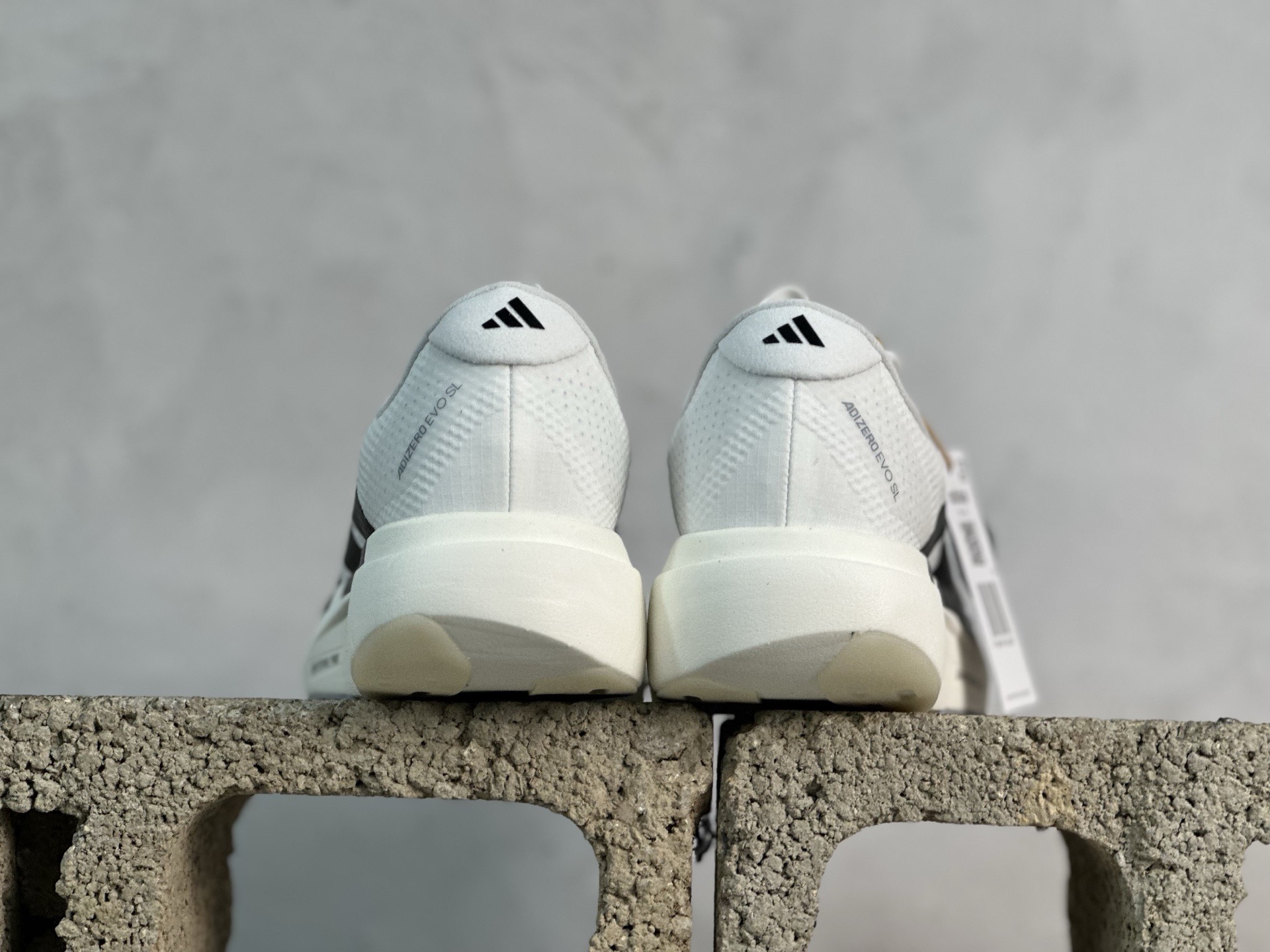 💰150 放店私
Adidas Adizero Evo SL  阿迪超轻透气缓震跑鞋
#以令人难以置信的138克重量，刷新了跑鞋轻量化的记录，阿迪在材料科学和工艺技术上的深厚积累。
#全新鞋款采用Lightweight Upper材料，让穿着者几乎能够体验到一种"裸足"的感觉
货号:JR4736
Size 36 36.5 37 38 38.5 39 40 40.5 41 42 42.5 43 44 44.5 45