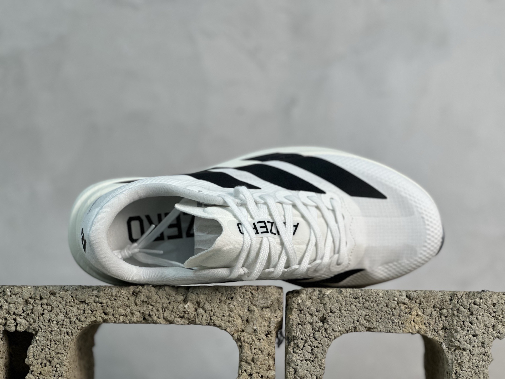 💰150 放店私
Adidas Adizero Evo SL  阿迪超轻透气缓震跑鞋
#以令人难以置信的138克重量，刷新了跑鞋轻量化的记录，阿迪在材料科学和工艺技术上的深厚积累。
#全新鞋款采用Lightweight Upper材料，让穿着者几乎能够体验到一种"裸足"的感觉
货号:JR4736
Size 36 36.5 37 38 38.5 39 40 40.5 41 42 42.5 43 44 44.5 45