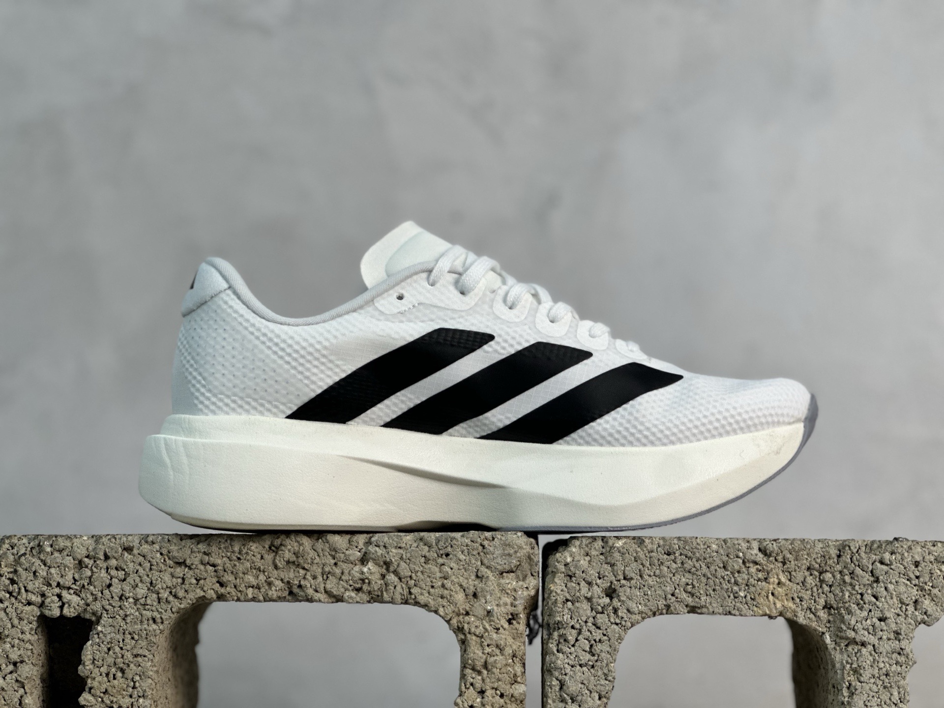 💰150 放店私
Adidas Adizero Evo SL  阿迪超轻透气缓震跑鞋
#以令人难以置信的138克重量，刷新了跑鞋轻量化的记录，阿迪在材料科学和工艺技术上的深厚积累。
#全新鞋款采用Lightweight Upper材料，让穿着者几乎能够体验到一种"裸足"的感觉
货号:JR4736
Size 36 36.5 37 38 38.5 39 40 40.5 41 42 42.5 43 44 44.5 45