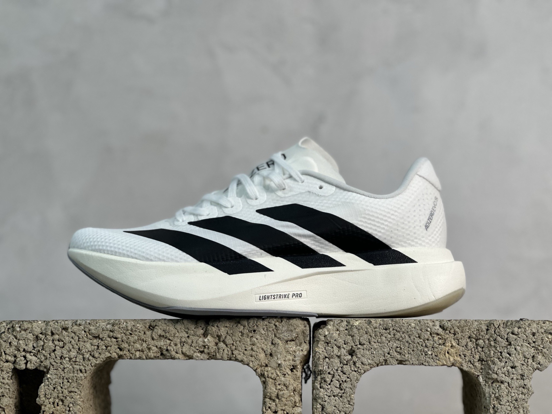 💰150 放店私
Adidas Adizero Evo SL  阿迪超轻透气缓震跑鞋
#以令人难以置信的138克重量，刷新了跑鞋轻量化的记录，阿迪在材料科学和工艺技术上的深厚积累。
#全新鞋款采用Lightweight Upper材料，让穿着者几乎能够体验到一种"裸足"的感觉
货号:JR4736
Size 36 36.5 37 38 38.5 39 40 40.5 41 42 42.5 43 44 44.5 45