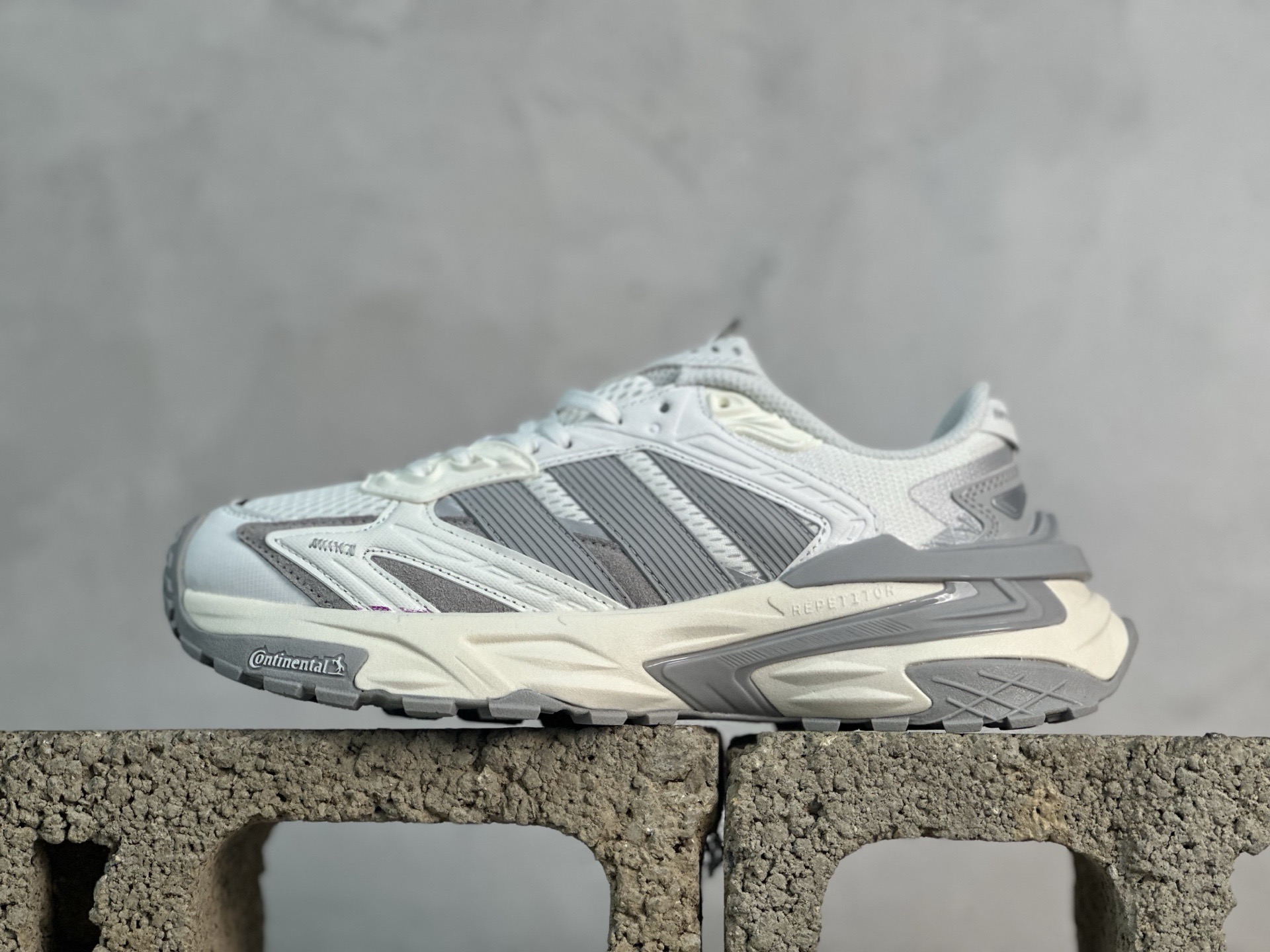 XS💰180 放店私
Adidas XLG Storm Edge JQ4083 阿迪复古透气休闲运动鞋
尺码：35 36 36.5 37 38 38.5 39 40 40.5 41 42 42.5 43 44 44.5 45