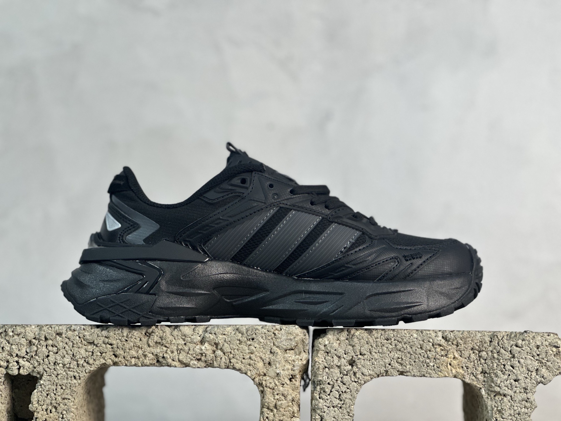 XS💰180 放店私 
Adidas XLG Storm Edge KK1001 阿迪复古透气休闲运动鞋
尺码：35 36 36.5 37 38 38.5 39 40 40.5 41 42 42.5 43 44 44.5 45