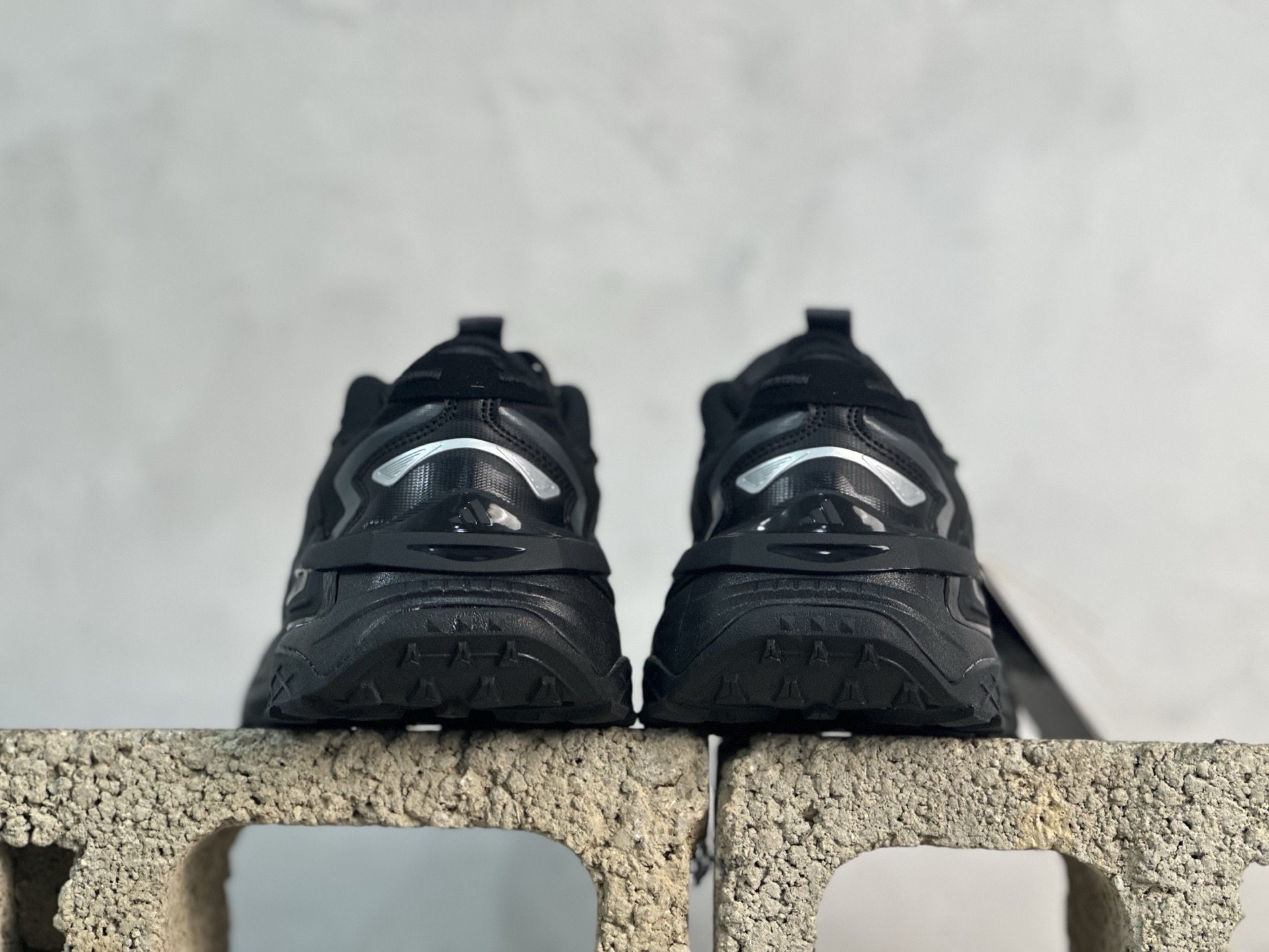 XS💰180 放店私 
Adidas XLG Storm Edge KK1001 阿迪复古透气休闲运动鞋
尺码：35 36 36.5 37 38 38.5 39 40 40.5 41 42 42.5 43 44 44.5 45