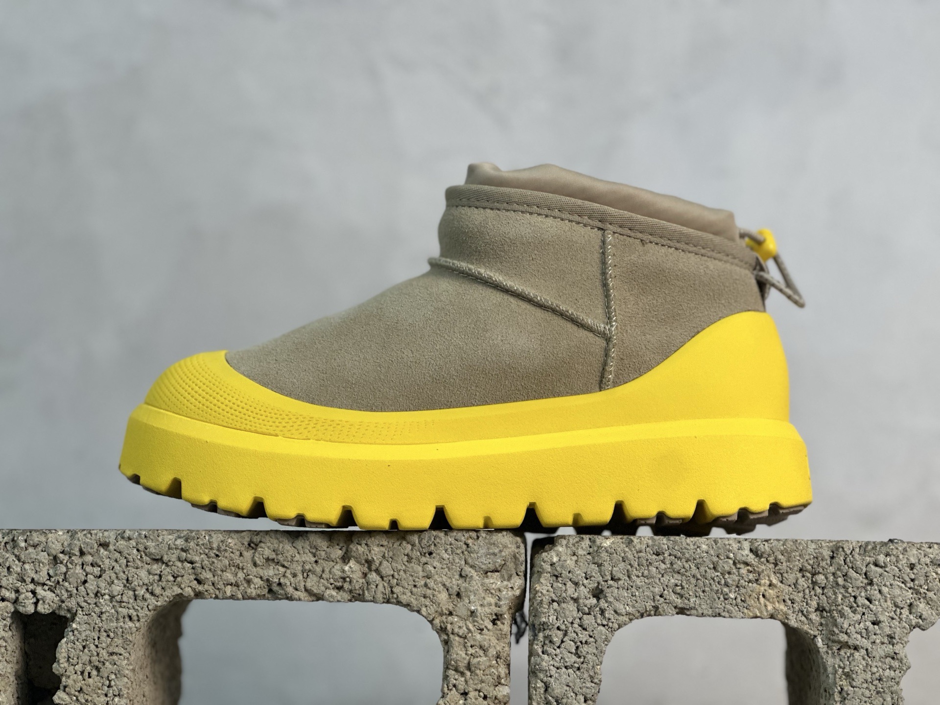 GX💰300 放店私 UGG 秋冬羊皮毛一体雪地靴
市场天花板品质 欢迎对比🆚
全鞋采用ZP同厂 隆丰A级澳洲进口羊皮毛一体 品牌代工厂生产线 完全遵循ZP工艺流程 代工厂原厂版师 秉承无原鞋不开发选择 注重每一处细节 市面最正版型 TREADLITE"轻翼"科技外底 轻便/耐用/柔韧/桩型【售后郑重承诺】一个月内若出现重大脱胶/断底等质量问题 直接为您换新!
尺码:39-44