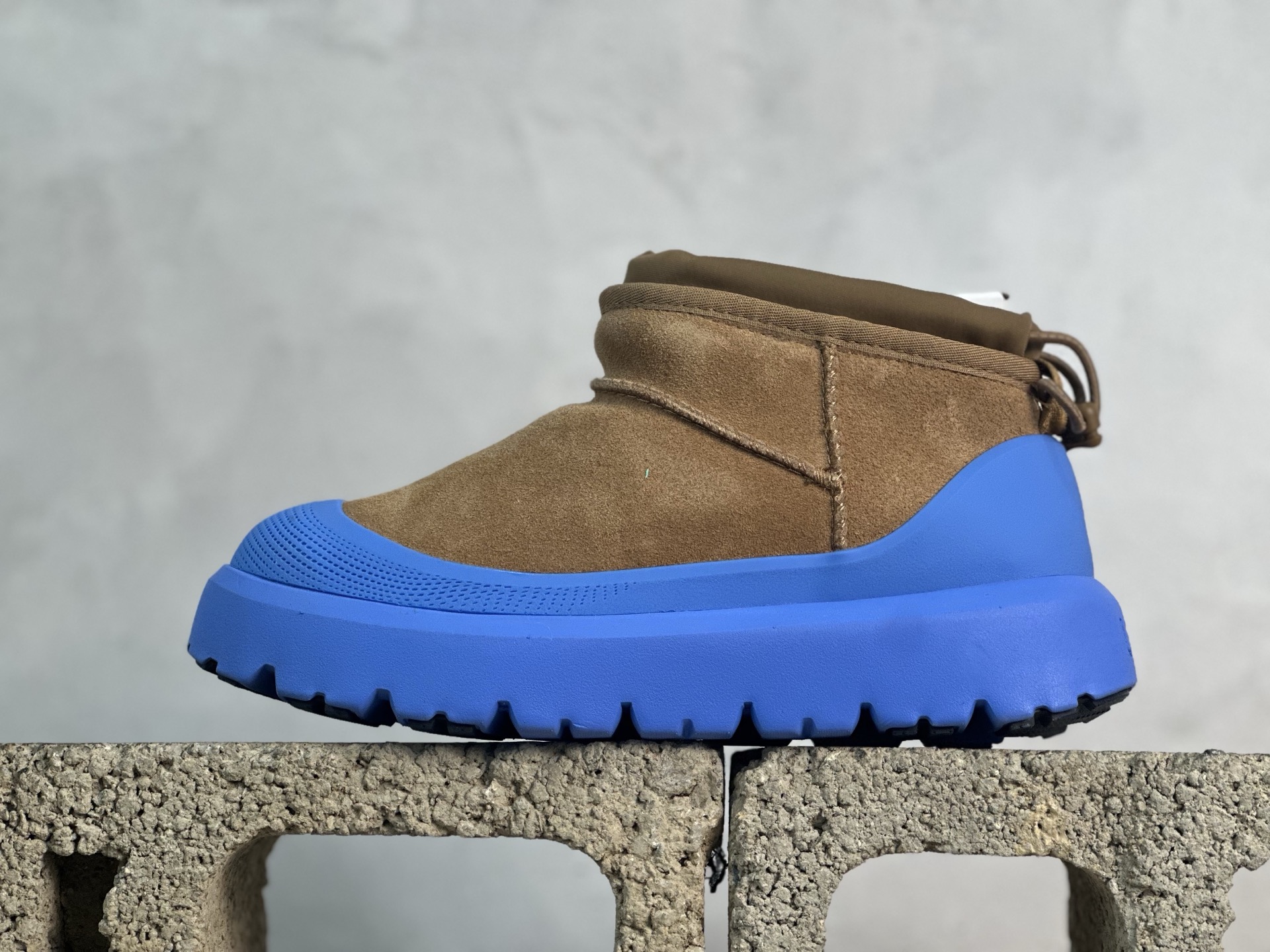 GX💰300 放店私 UGG 秋冬羊皮毛一体雪地靴
市场天花板品质 欢迎对比🆚
全鞋采用ZP同厂 隆丰A级澳洲进口羊皮毛一体 品牌代工厂生产线 完全遵循ZP工艺流程 代工厂原厂版师 秉承无原鞋不开发选择 注重每一处细节 市面最正版型 TREADLITE"轻翼"科技外底 轻便/耐用/柔韧/桩型【售后郑重承诺】一个月内若出现重大脱胶/断底等质量问题 直接为您换新!
尺码:39-44