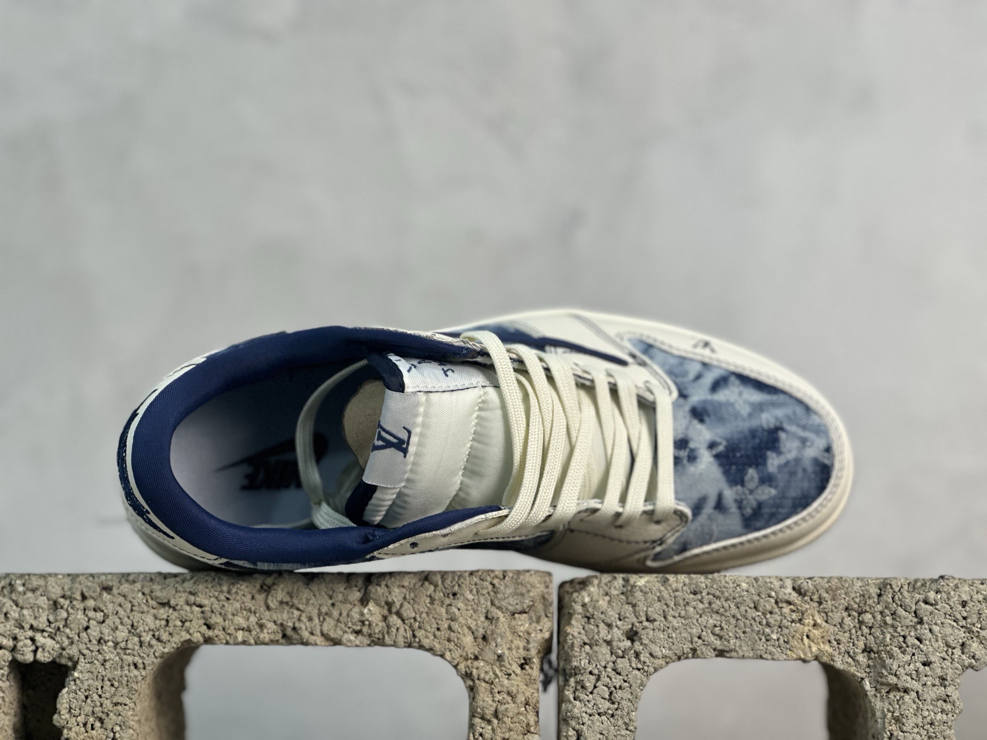 💰280 放店私
Travis Scott x Fragment Design x Air Jordan 1 Low OG SP AJ1 乔1联名 白蓝牛仔 低帮文化休闲板鞋 LD2028-046
#多方联名合作融合了Travis Scott 独特的音乐风格，藤原浩个性的设计风格以及Jordan品牌的经典元素 使其成为一双具有独特身份和价值的鞋子 清新而立体的外观加上联名标识更突出了其独特身份 这种配色方案显示出活力和时尚感 在视觉上引人注目 鞋身的质感和细腻的细节处理使其显得高端而格调十足 这款“倒钩”联名是设计与创意完美结合 融合多方的个性风格是一款备受瞩目的潮流鞋款
尺码：36 36.5 37.5 38 38.5 39 40 40.5 41 42 42.5 43 44 44.5 45 9.E5