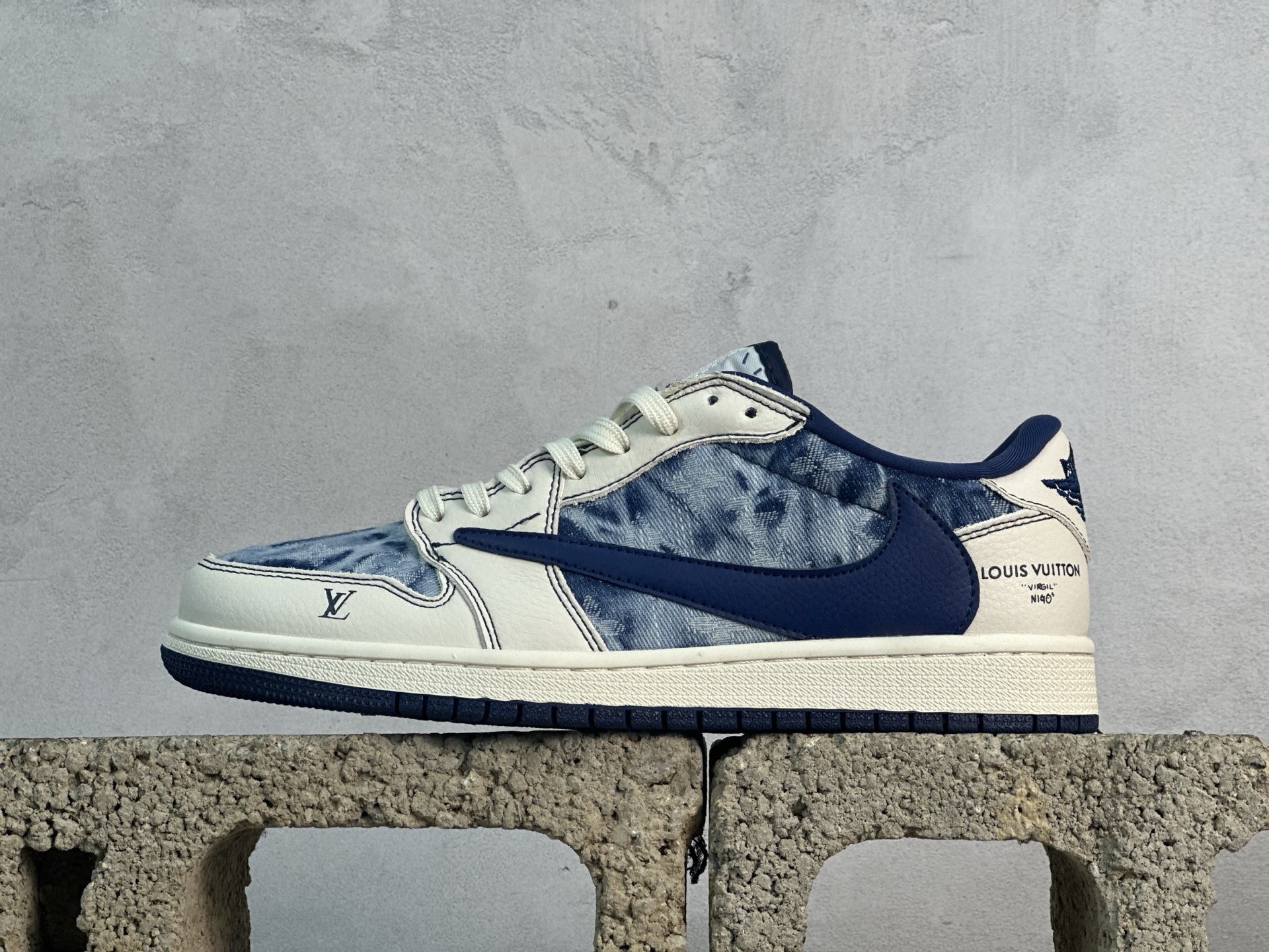 💰280 放店私
Travis Scott x Fragment Design x Air Jordan 1 Low OG SP AJ1 乔1联名 白蓝牛仔 低帮文化休闲板鞋 LD2028-046
#多方联名合作融合了Travis Scott 独特的音乐风格，藤原浩个性的设计风格以及Jordan品牌的经典元素 使其成为一双具有独特身份和价值的鞋子 清新而立体的外观加上联名标识更突出了其独特身份 这种配色方案显示出活力和时尚感 在视觉上引人注目 鞋身的质感和细腻的细节处理使其显得高端而格调十足 这款“倒钩”联名是设计与创意完美结合 融合多方的个性风格是一款备受瞩目的潮流鞋款
尺码：36 36.5 37.5 38 38.5 39 40 40.5 41 42 42.5 43 44 44.5 45 9.E5