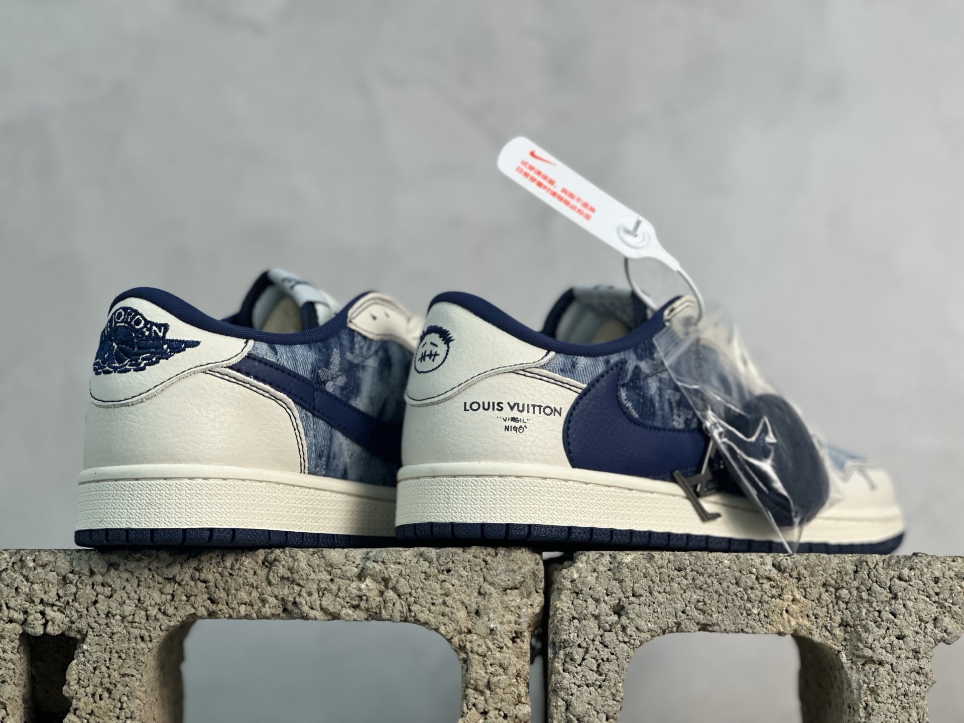 💰280 放店私
Travis Scott x Fragment Design x Air Jordan 1 Low OG SP AJ1 乔1联名 白蓝牛仔 低帮文化休闲板鞋 LD2028-046
#多方联名合作融合了Travis Scott 独特的音乐风格，藤原浩个性的设计风格以及Jordan品牌的经典元素 使其成为一双具有独特身份和价值的鞋子 清新而立体的外观加上联名标识更突出了其独特身份 这种配色方案显示出活力和时尚感 在视觉上引人注目 鞋身的质感和细腻的细节处理使其显得高端而格调十足 这款“倒钩”联名是设计与创意完美结合 融合多方的个性风格是一款备受瞩目的潮流鞋款
尺码：36 36.5 37.5 38 38.5 39 40 40.5 41 42 42.5 43 44 44.5 45 9.E5