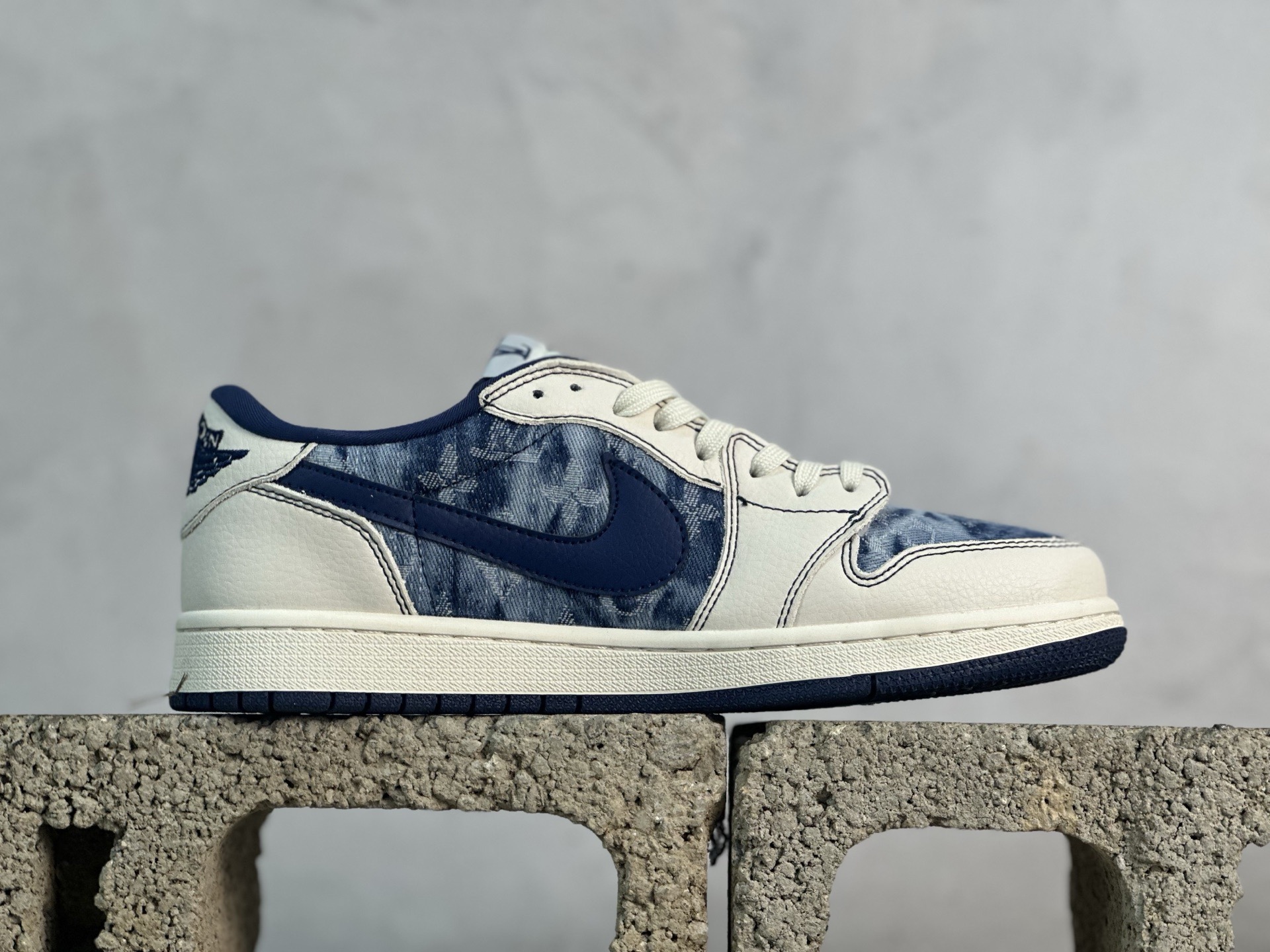 💰280 放店私
Travis Scott x Fragment Design x Air Jordan 1 Low OG SP AJ1 乔1联名 白蓝牛仔 低帮文化休闲板鞋 LD2028-046
#多方联名合作融合了Travis Scott 独特的音乐风格，藤原浩个性的设计风格以及Jordan品牌的经典元素 使其成为一双具有独特身份和价值的鞋子 清新而立体的外观加上联名标识更突出了其独特身份 这种配色方案显示出活力和时尚感 在视觉上引人注目 鞋身的质感和细腻的细节处理使其显得高端而格调十足 这款“倒钩”联名是设计与创意完美结合 融合多方的个性风格是一款备受瞩目的潮流鞋款
尺码：36 36.5 37.5 38 38.5 39 40 40.5 41 42 42.5 43 44 44.5 45 9.E5