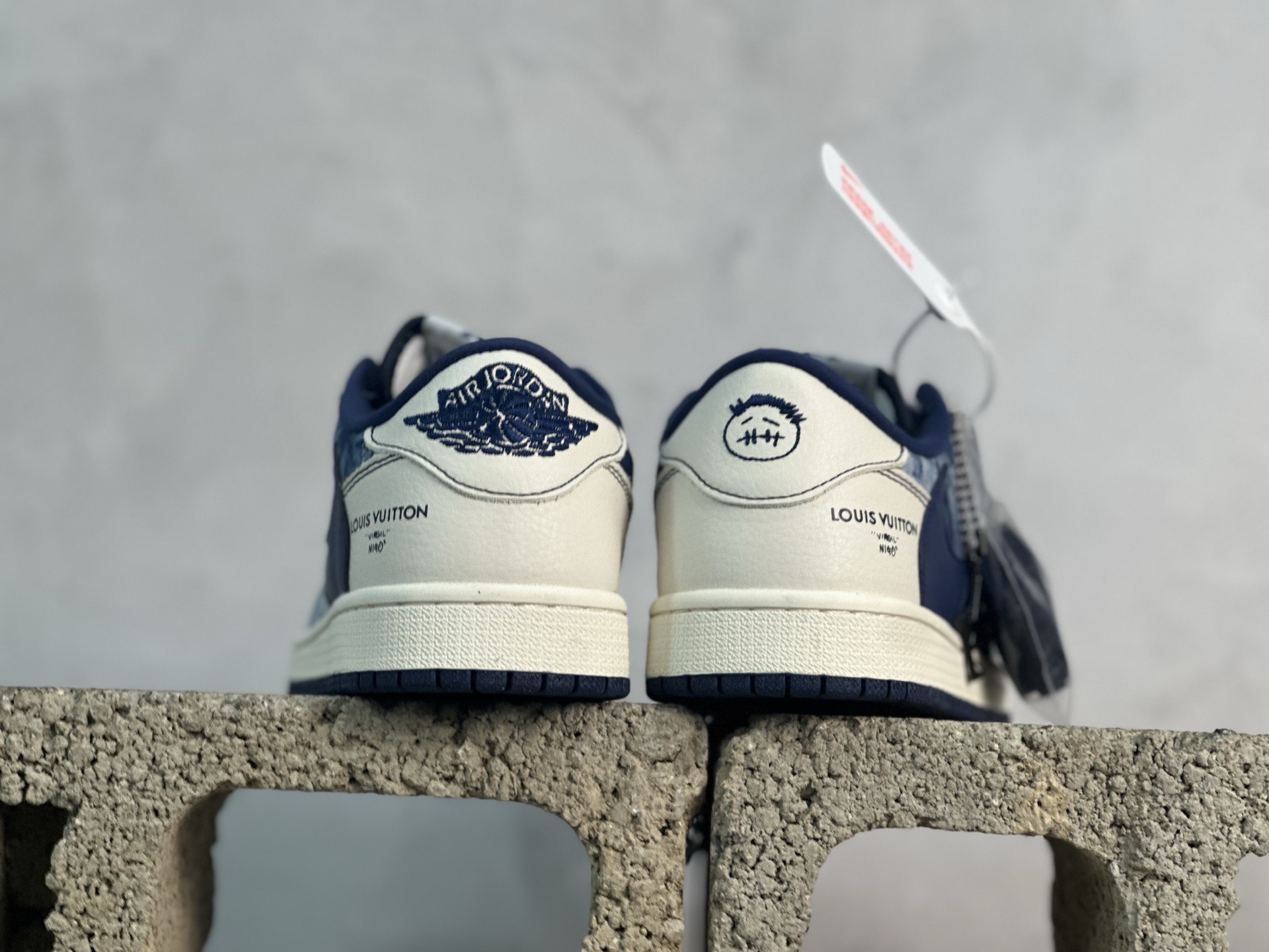 💰280 放店私
Travis Scott x Fragment Design x Air Jordan 1 Low OG SP AJ1 乔1联名 白蓝牛仔 低帮文化休闲板鞋 LD2028-046
#多方联名合作融合了Travis Scott 独特的音乐风格，藤原浩个性的设计风格以及Jordan品牌的经典元素 使其成为一双具有独特身份和价值的鞋子 清新而立体的外观加上联名标识更突出了其独特身份 这种配色方案显示出活力和时尚感 在视觉上引人注目 鞋身的质感和细腻的细节处理使其显得高端而格调十足 这款“倒钩”联名是设计与创意完美结合 融合多方的个性风格是一款备受瞩目的潮流鞋款
尺码：36 36.5 37.5 38 38.5 39 40 40.5 41 42 42.5 43 44 44.5 45 9.E5