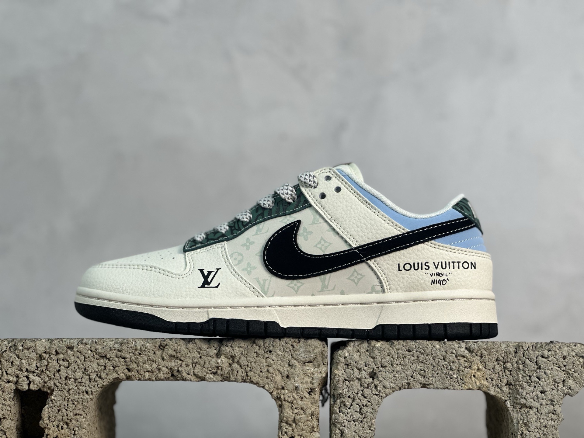 💰270 放店私
Nike SB Dunk Low LV联名 黑勾黑底印花 周年高端定制 低帮休闲板鞋 XS6089-626
#定制鞋盒 大厂纯原品质出货 超高清洁度 皮料切割干净无任何毛边 细节完美
尺码:36 36.5 37.5 38 38.5 39 40 40.5 41 42 42.5 43 44 44.5 45 9.E5