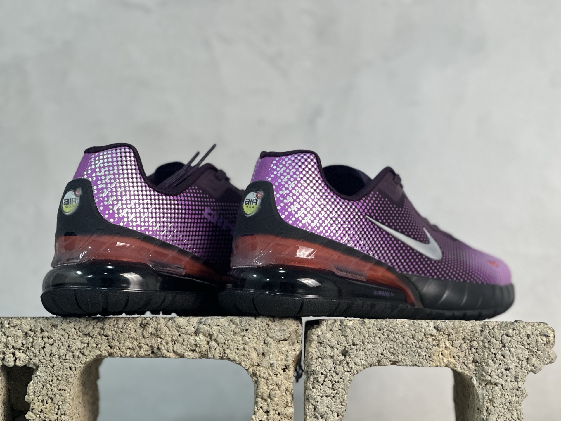 💰180 放店私
Nike Air Max Phoenix 复古子弹气垫运动跑步鞋 
货号：FZ5307-500
尺码：36 36.5 37.5 38 38.5 39 40 40.5 41 42 42.5 43 44 44.5 45