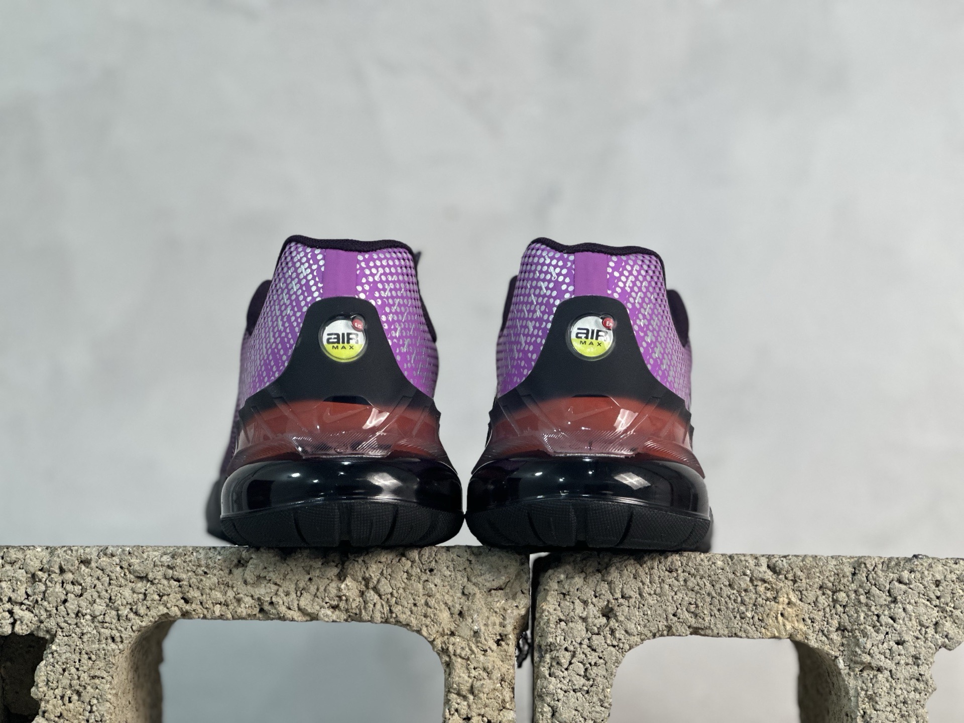 💰180 放店私
Nike Air Max Phoenix 复古子弹气垫运动跑步鞋 
货号：FZ5307-500
尺码：36 36.5 37.5 38 38.5 39 40 40.5 41 42 42.5 43 44 44.5 45