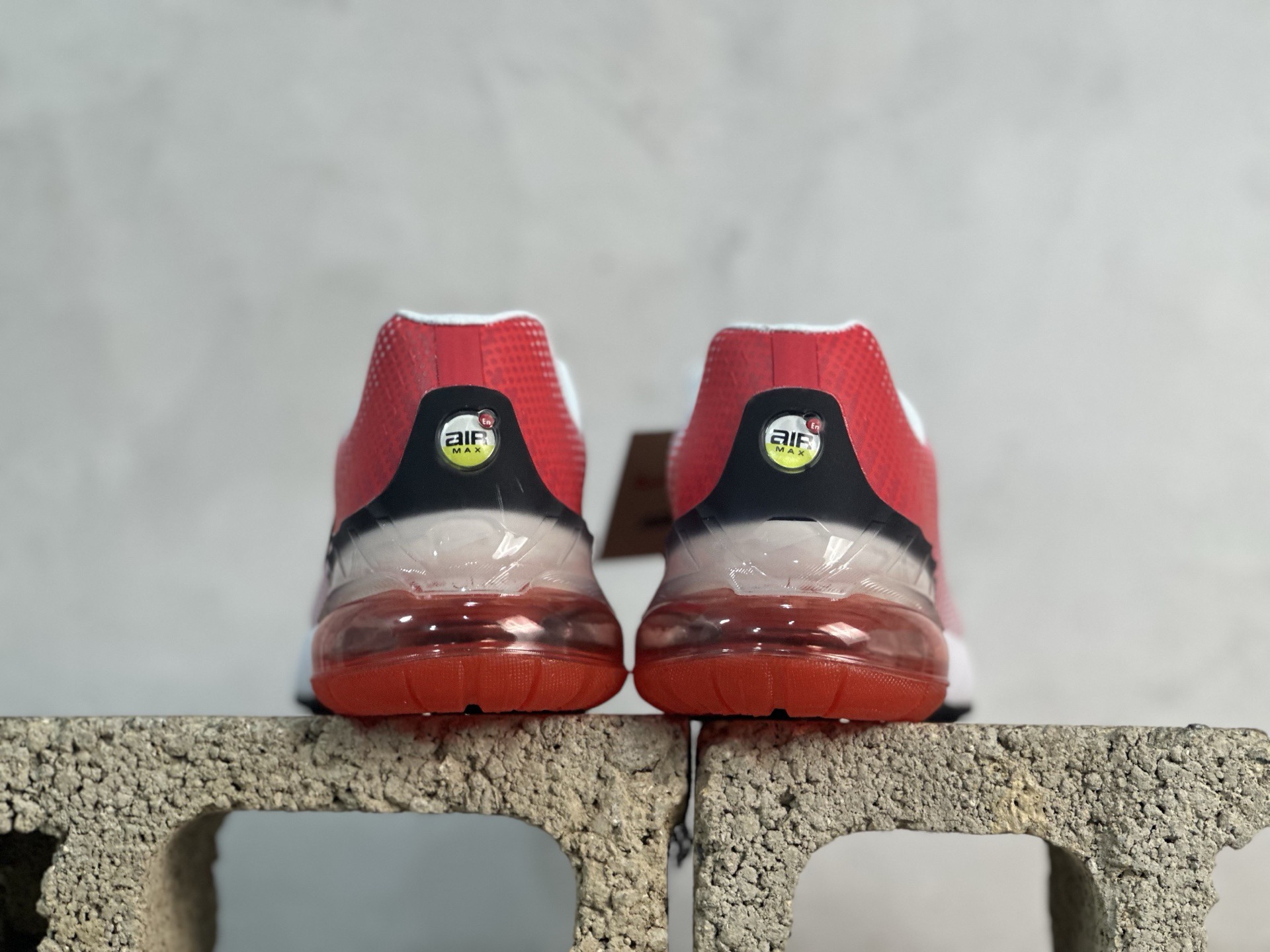 💰180 放店私 
Nike Air Max Phoenix 复古子弹气垫运动跑步鞋 FZ5307-104
尺码：39 40 40.5 41 42 42.5 43 44 44.5 45