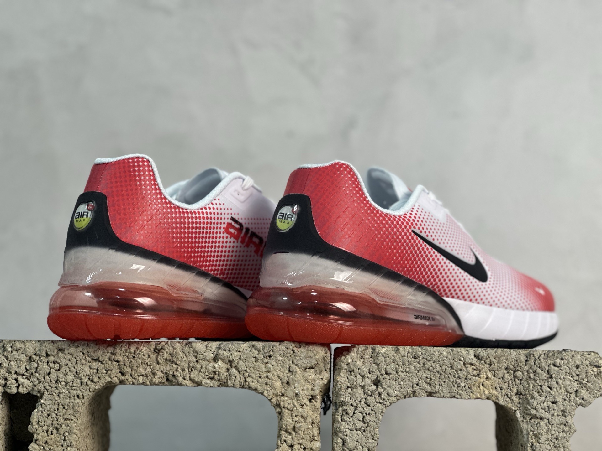 💰180 放店私 
Nike Air Max Phoenix 复古子弹气垫运动跑步鞋 FZ5307-104
尺码：39 40 40.5 41 42 42.5 43 44 44.5 45