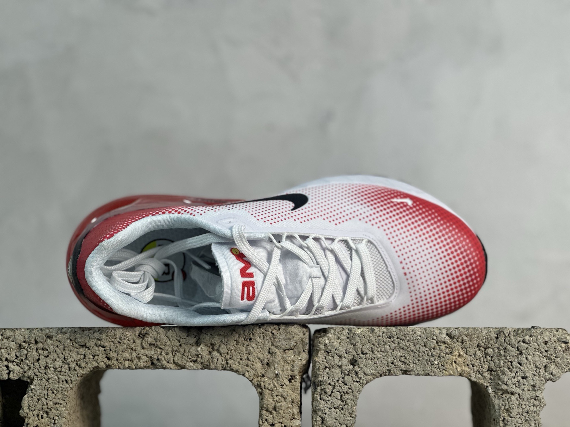 💰180 放店私 
Nike Air Max Phoenix 复古子弹气垫运动跑步鞋 FZ5307-104
尺码：39 40 40.5 41 42 42.5 43 44 44.5 45