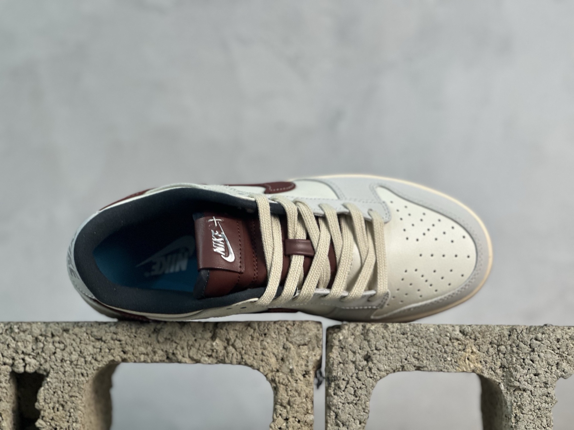 YC💰180 放店私
【定制球鞋】Nike Dunk SB  灰白红
货号：IM6670-202
尺码：36 36.5 37.5 38 38.5 39 40 40.5 41 42 42.5 43 44 44.5 45 46