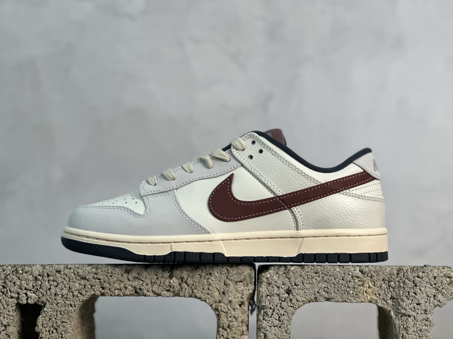 YC💰180 放店私
【定制球鞋】Nike Dunk SB  灰白红
货号：IM6670-202
尺码：36 36.5 37.5 38 38.5 39 40 40.5 41 42 42.5 43 44 44.5 45 46