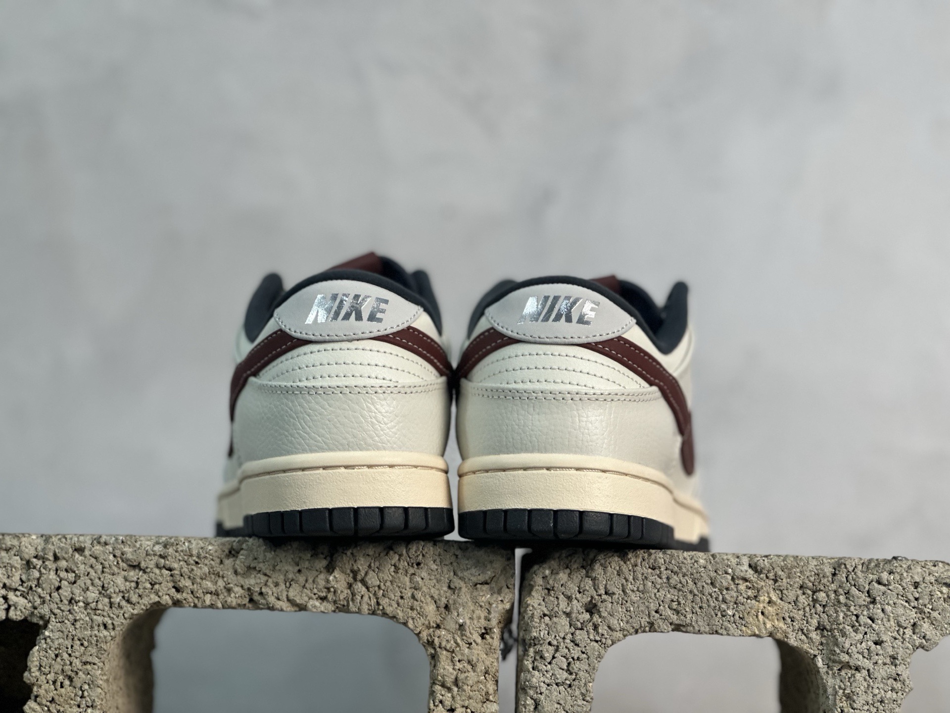 YC💰180 放店私
【定制球鞋】Nike Dunk SB  灰白红
货号：IM6670-202
尺码：36 36.5 37.5 38 38.5 39 40 40.5 41 42 42.5 43 44 44.5 45 46