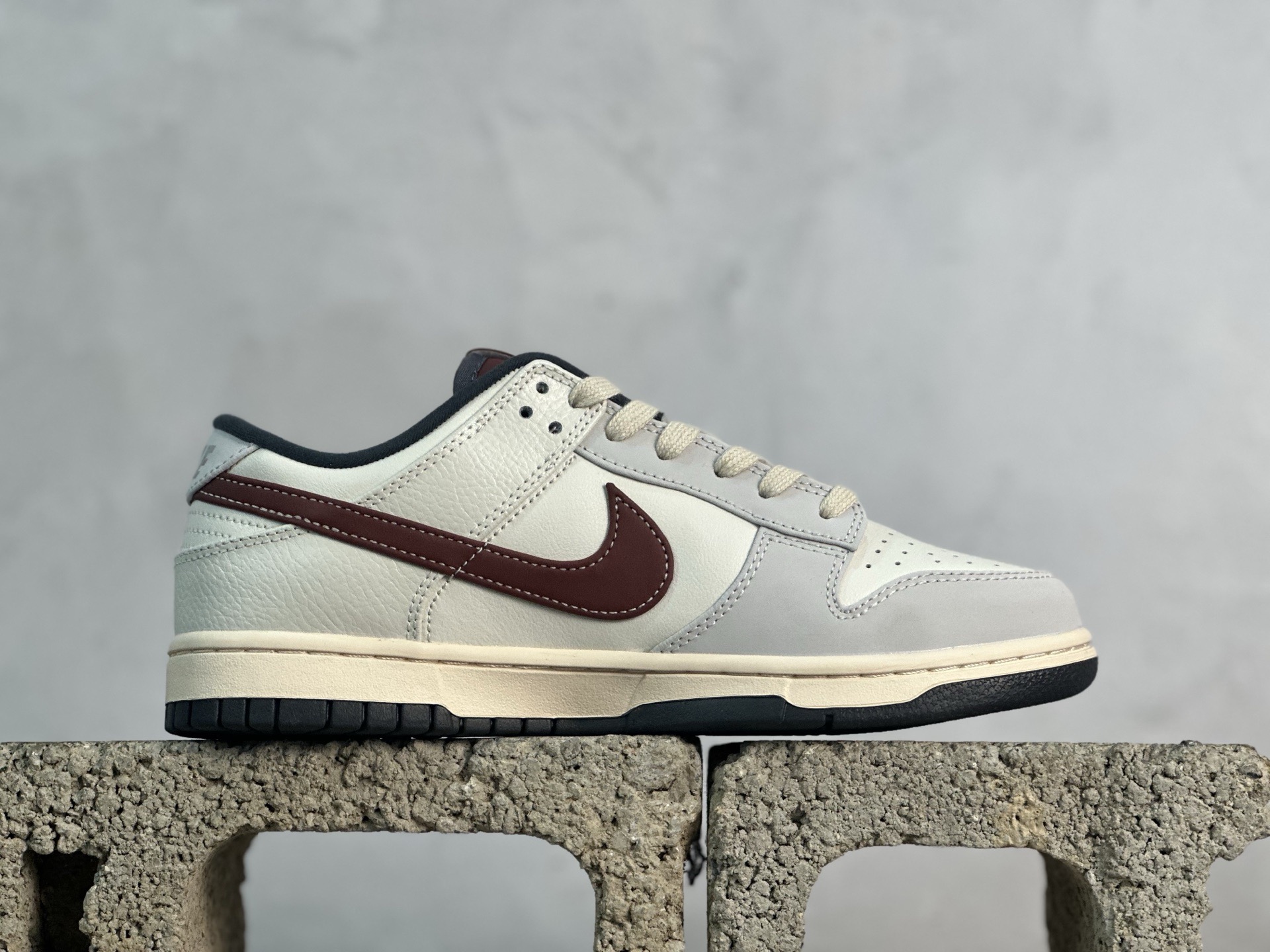 YC💰180 放店私
【定制球鞋】Nike Dunk SB  灰白红
货号：IM6670-202
尺码：36 36.5 37.5 38 38.5 39 40 40.5 41 42 42.5 43 44 44.5 45 46