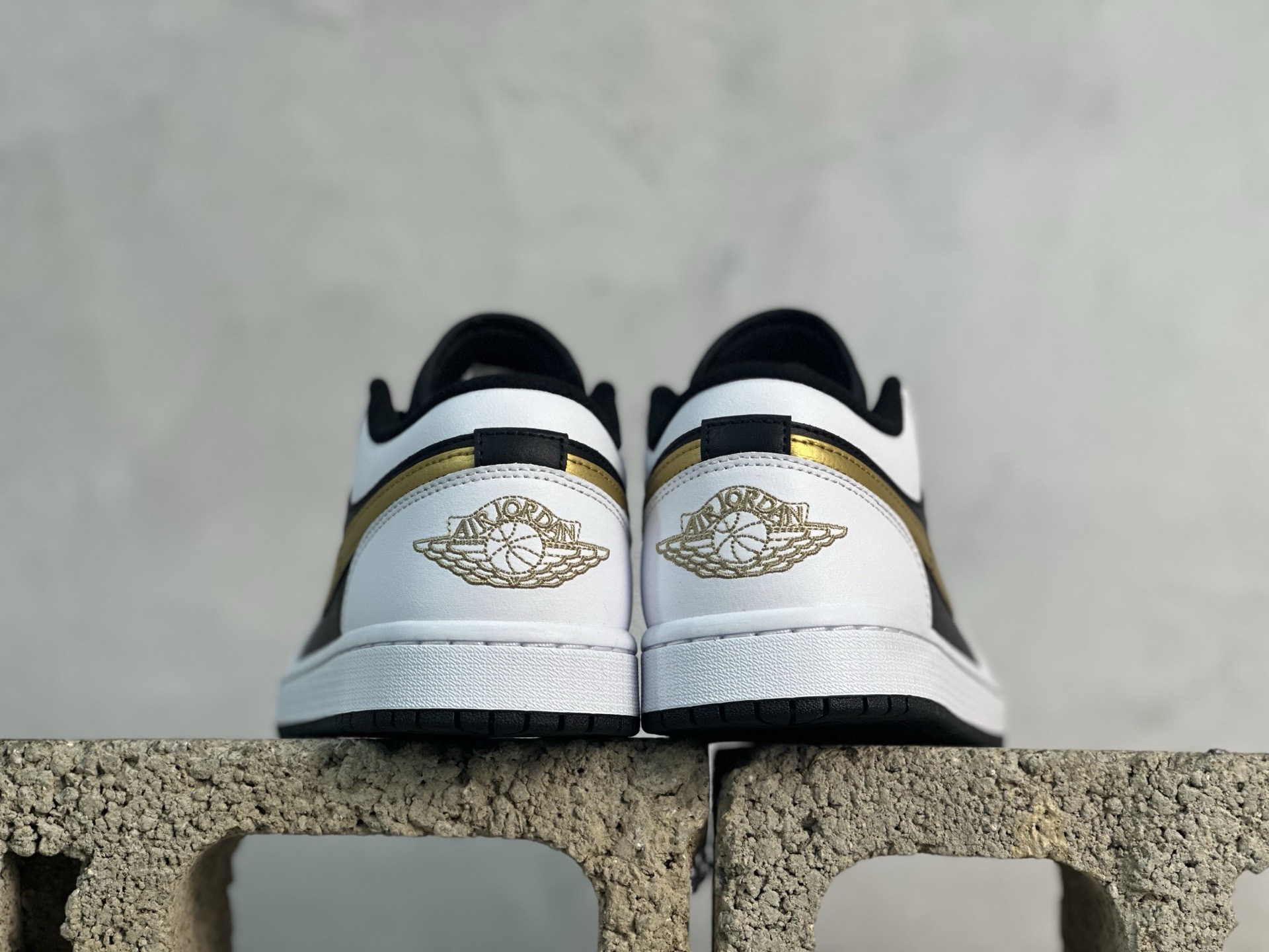 VT💰150 放店私
外贸批次  Jordan Air Jordan 1 Low  白黑金

货号：553558-172
尺码：36 36.5 37.5 38 38.5 39 40 40.5 41 42 42.5 43 44 44.5 45 46