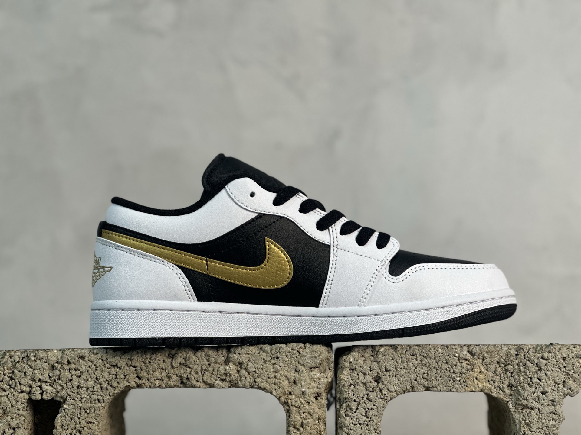 VT💰150 放店私
外贸批次  Jordan Air Jordan 1 Low  白黑金

货号：553558-172
尺码：36 36.5 37.5 38 38.5 39 40 40.5 41 42 42.5 43 44 44.5 45 46