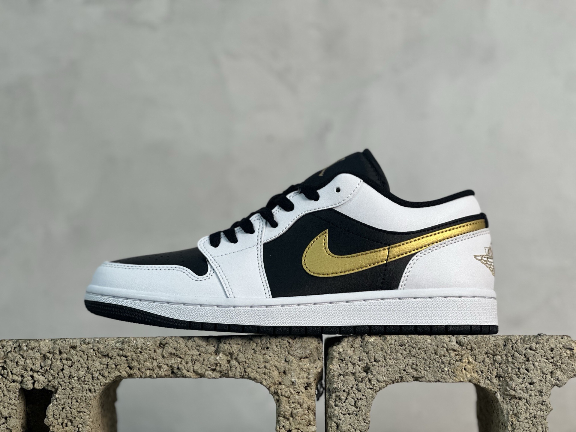 VT💰150 放店私
外贸批次  Jordan Air Jordan 1 Low  白黑金

货号：553558-172
尺码：36 36.5 37.5 38 38.5 39 40 40.5 41 42 42.5 43 44 44.5 45 46