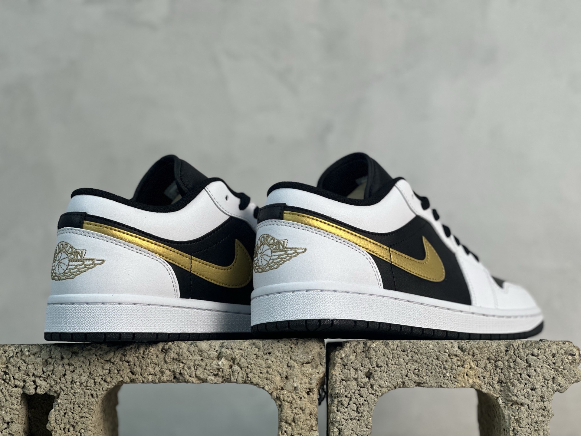 VT💰150 放店私
外贸批次  Jordan Air Jordan 1 Low  白黑金

货号：553558-172
尺码：36 36.5 37.5 38 38.5 39 40 40.5 41 42 42.5 43 44 44.5 45 46