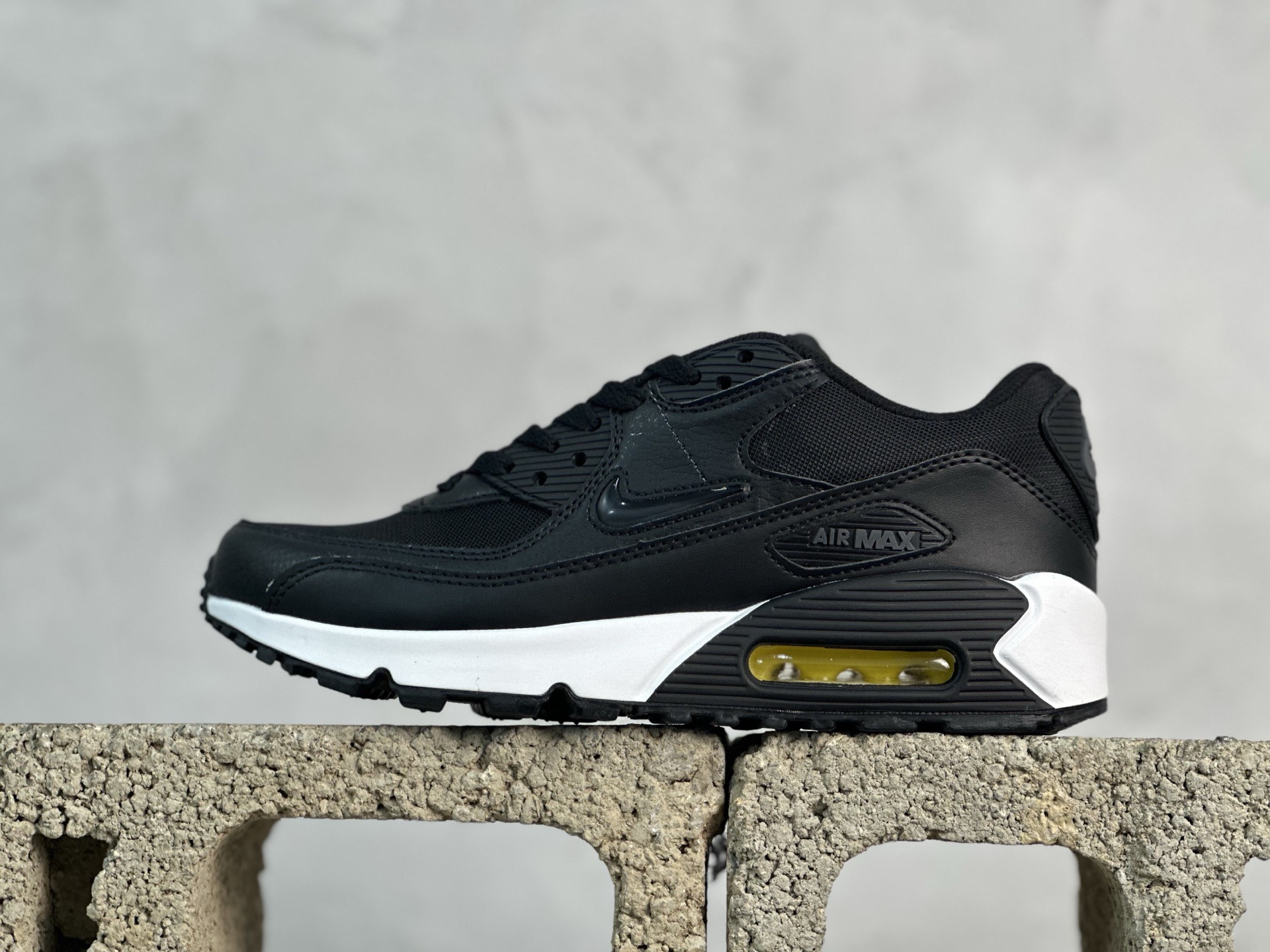 💰190 放店私
＃MX版 NK Air MAX 90 气垫复古减震跑步鞋 
货号： FN8005-002
经典重温 独家陆续补货 外单专供大厂出品 品质稳定 一百余色 终端操作 Air Max 90于1990年推出 来自Air Max系列 在Air Max 1的基础上改进而得 增加了气垫面积 外型上也更为流线 最特別的就是加入了菱纹塑胶嵌板 为Air Max 90增添了许多潮流气息 皮革鞋面 造就出色耐穿性和支撑力 Max Air缓震配置搭配泡棉中底 令Air Max 90轻盈而舒适 华夫格橡胶外底 铸就Air Max 90非凡的抓地力 而Air Max 90不仅是一双跑鞋 它成功跨越了时间的演进 成为了球鞋文化与潮流圈中最熟为人知的鞋款之一 
SIZE：36 36.5 37.5 38 38.5 39 40 40.5 41 42 42.5 43 44 44.5 45 46