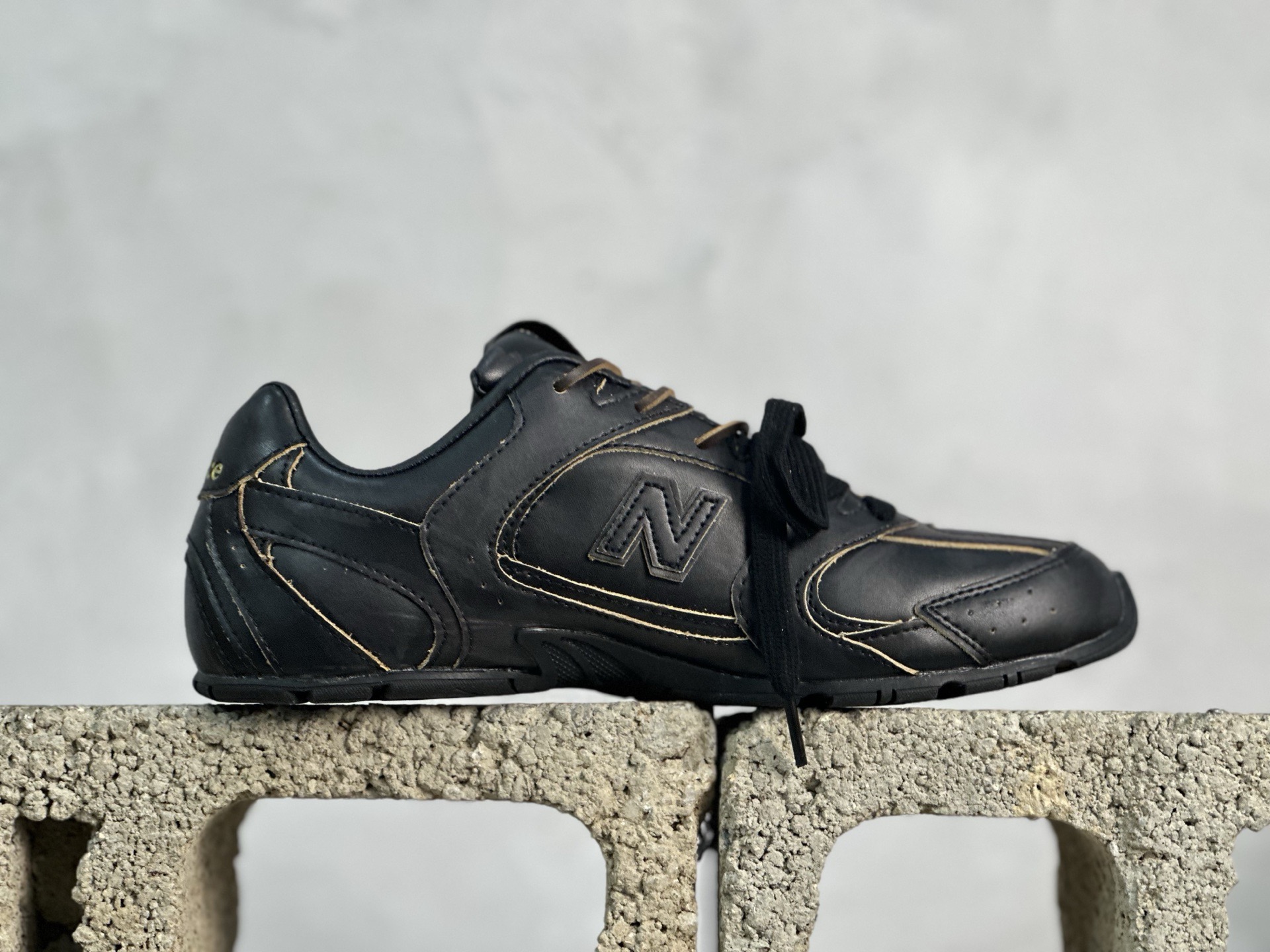 💰220 放店私
纯原版本 缪缪Miu Miu x NB新百伦New Balance 530 SL Leather Sneakers系列低帮经典复古休闲运动慢跑鞋
货号: 5E165E-3L90-F0118-FBD05
#男女鞋半码制
#附赠配件防尘袋及说明书!!
#采用漆皮移膜牛剖革组合网织布鞋面材质
#内嵌环保EVA鞋垫
#外置防滑耐磨橡胶大底❗️
尺码：36 36.5 37 37.5 38 38.5 39.5 40 40.5 41.5 42 42.5 43 44 44.5 45